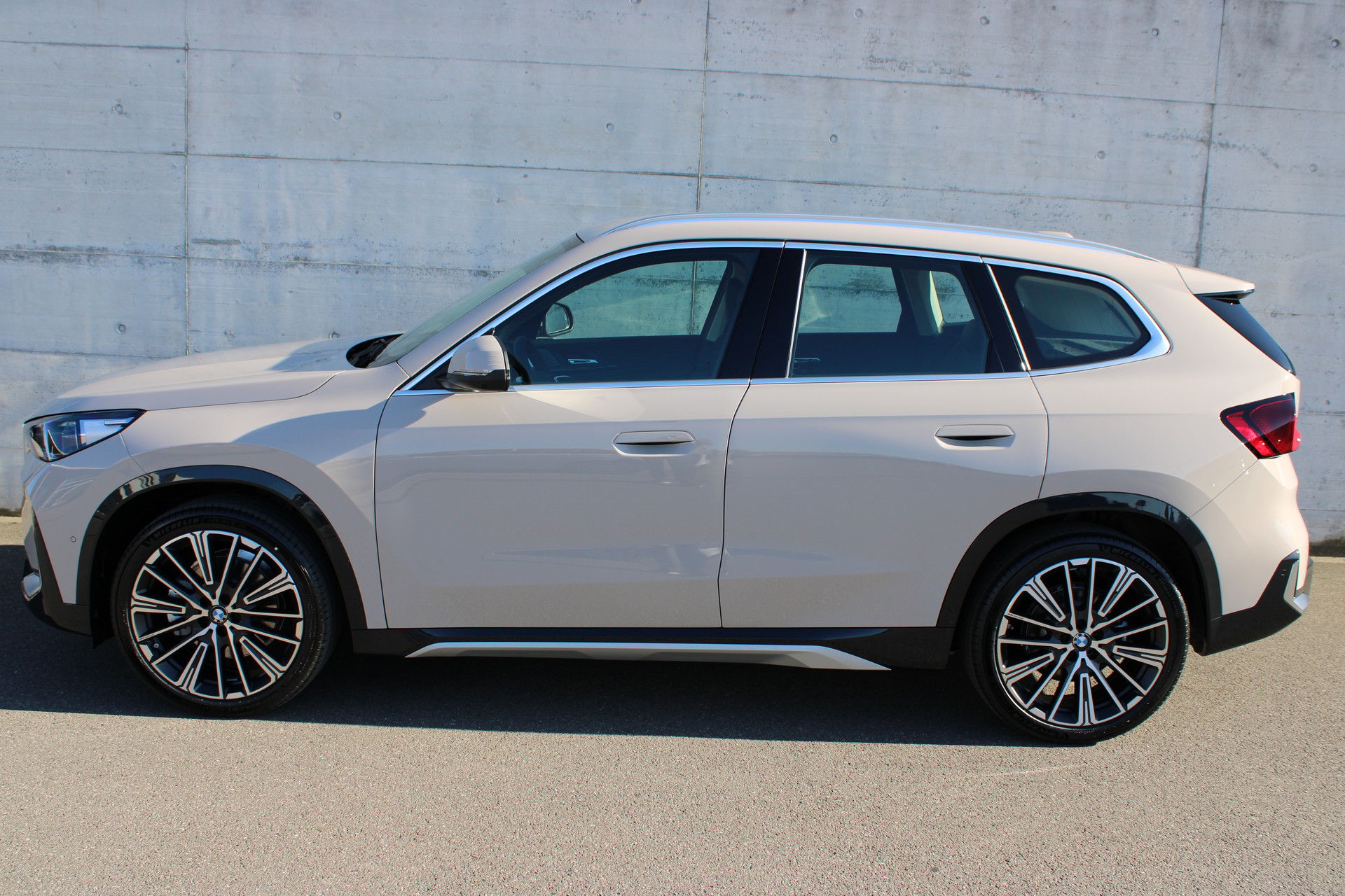 BMW iX1 xDrive 30 xLine-showroom-element-2