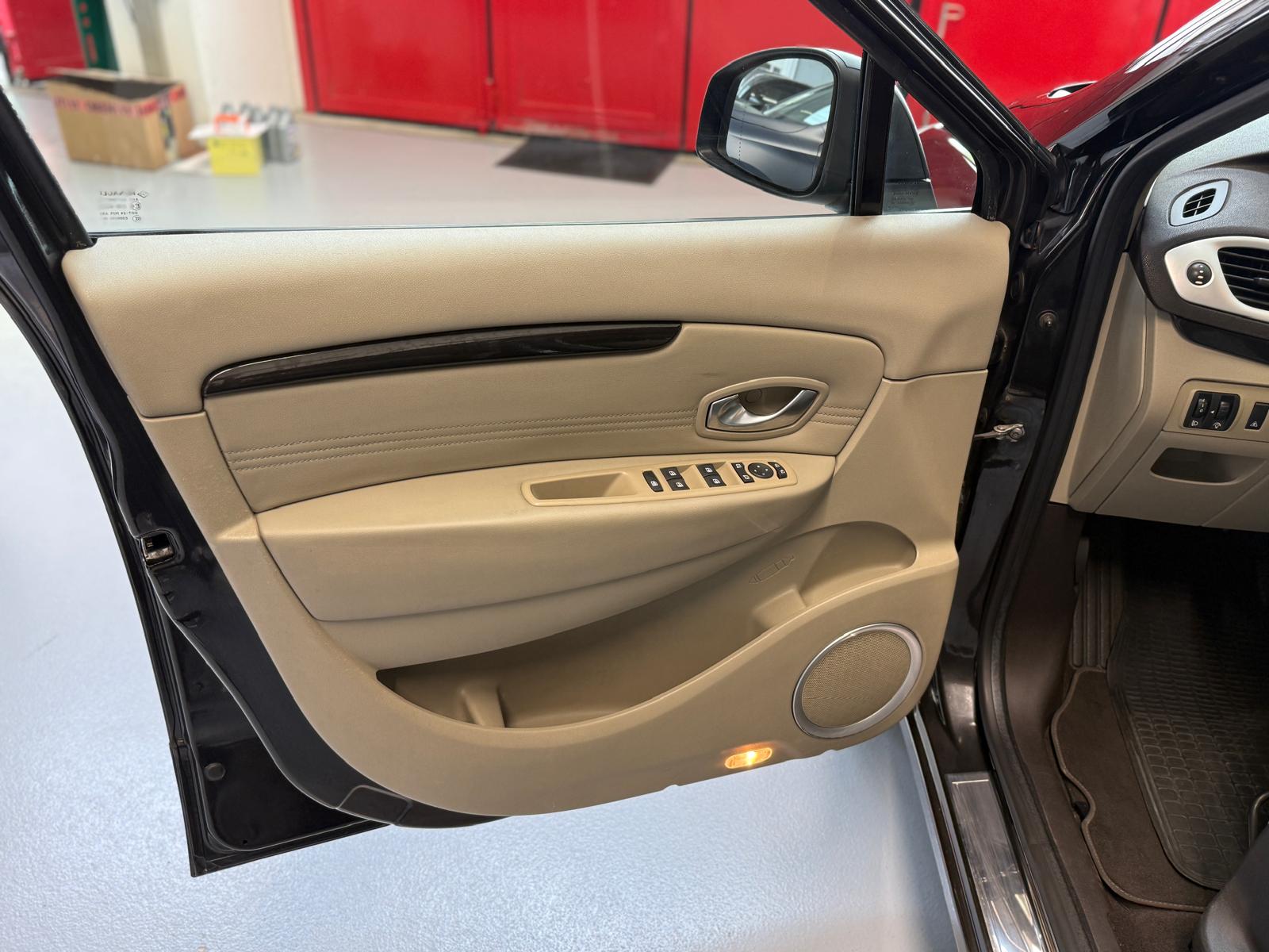 RENAULT Scénic 2.0 16V Expression X-Tronic CVT-image-9