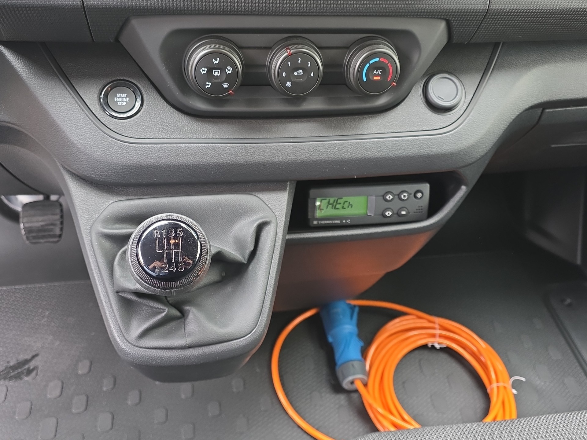 RENAULT Trafic 2.0 Blue dCi110 Pro+ Kuhlfahrzeug L1H1 EN-image-12
