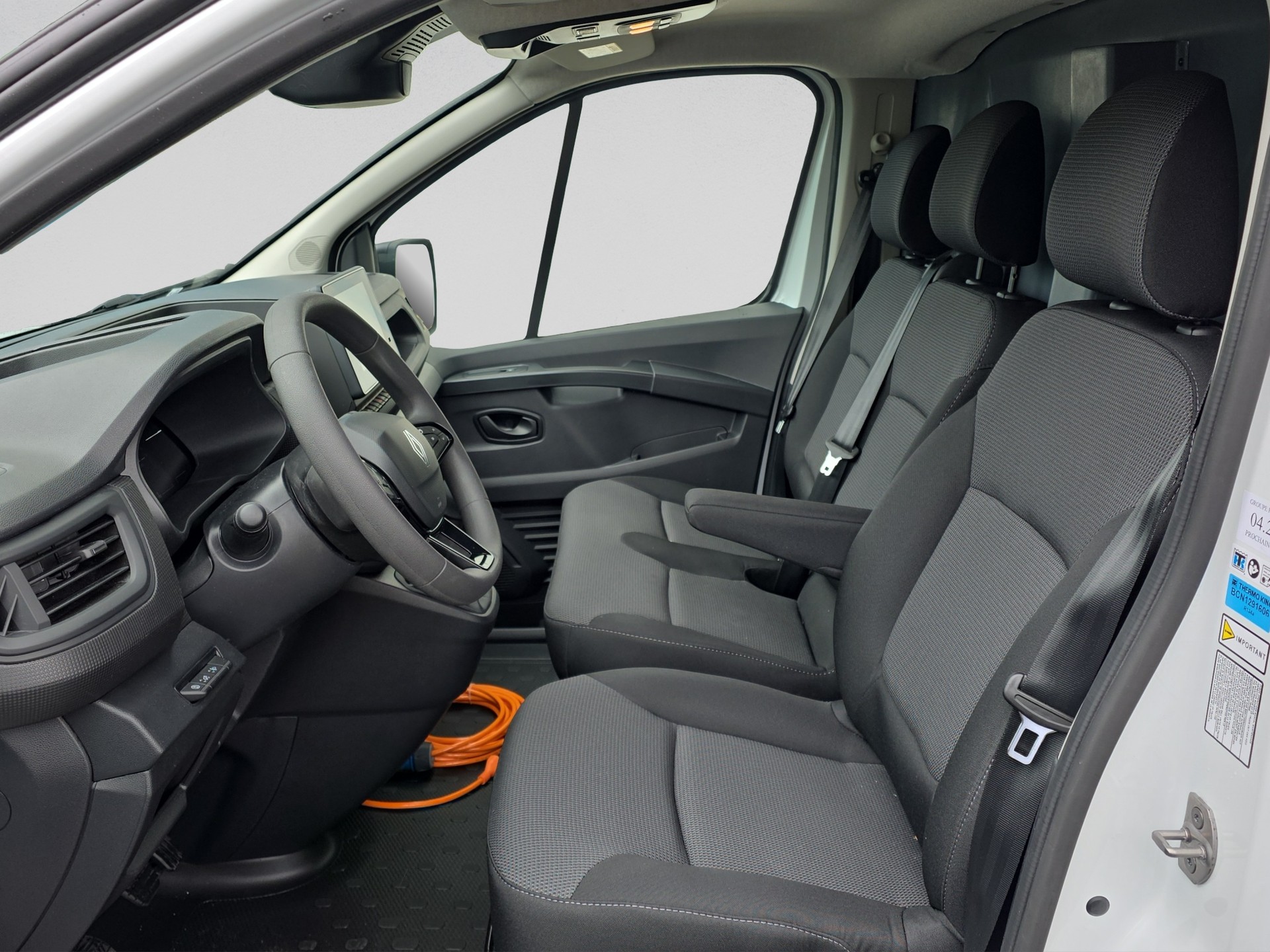 RENAULT Trafic 2.0 Blue dCi110 Pro+ Kuhlfahrzeug L1H1 EN-image-8