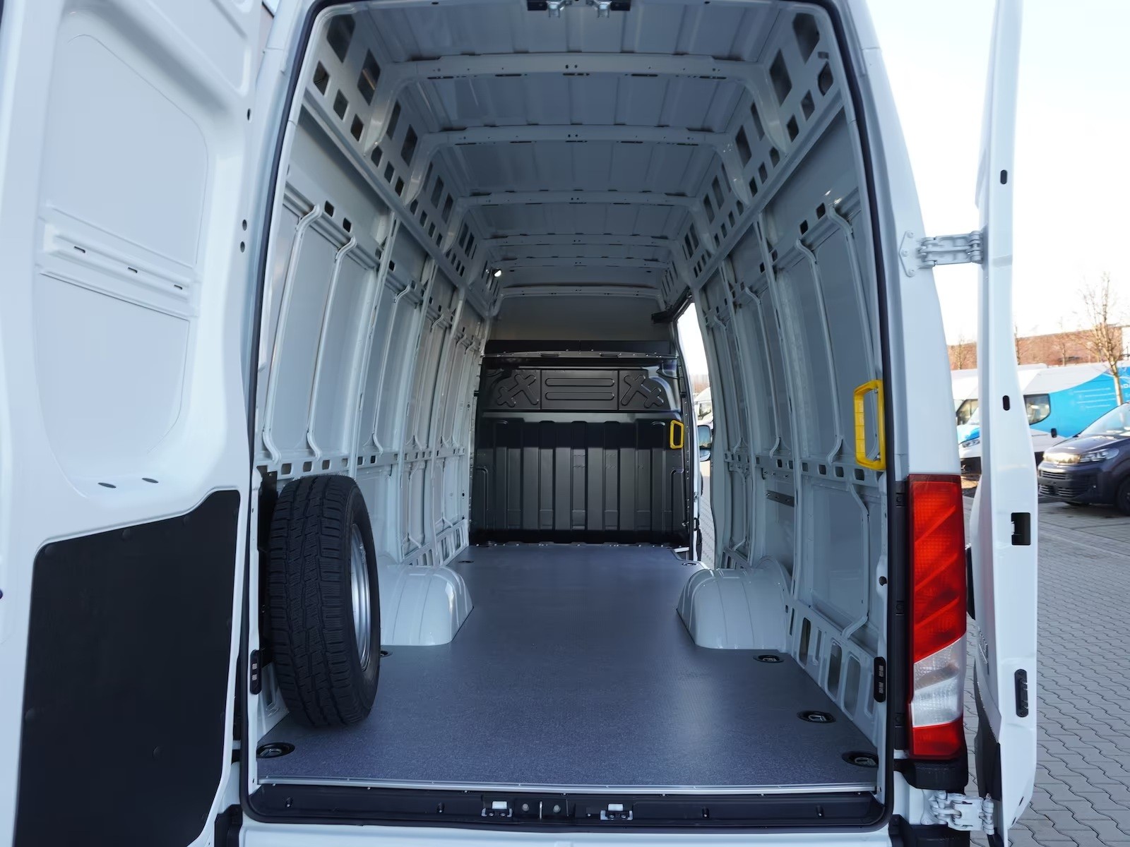IVECO 70 C 18H A8 mit Holzboden und AHK-image-4
