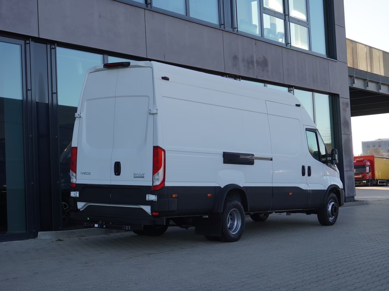 IVECO 70 C 18H A8 mit Holzboden und AHK-image-1