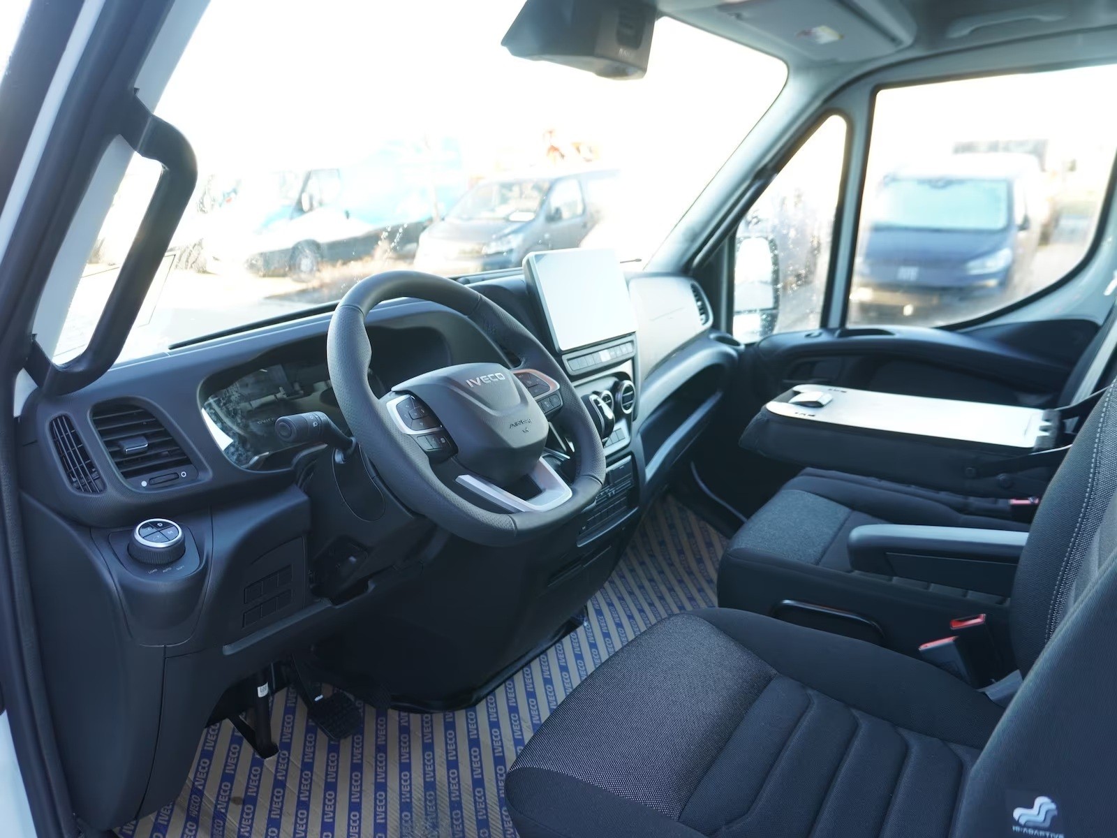 IVECO 70 C 18H A8 mit Holzboden und AHK-image-6