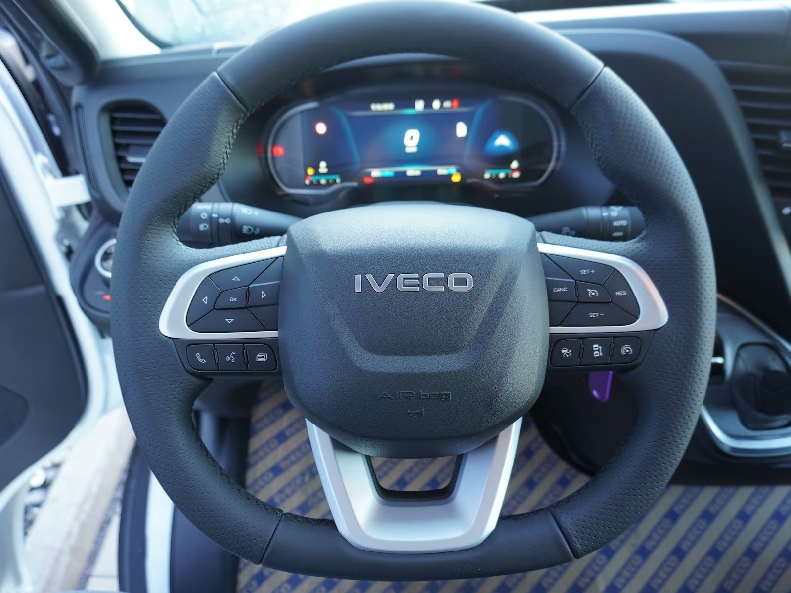 IVECO 70 C 18H A8 mit Holzboden und AHK-image-7