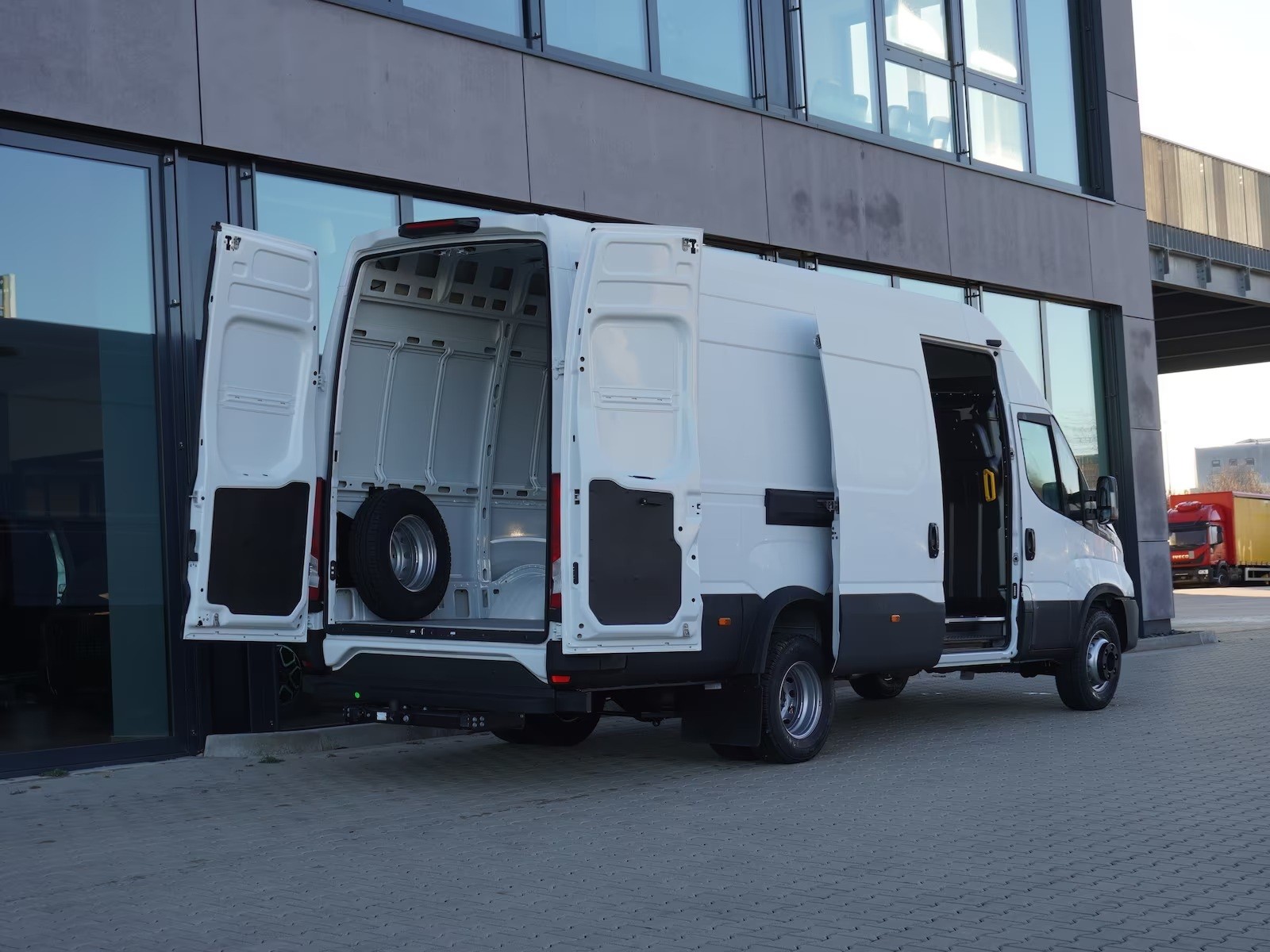 IVECO 70 C 18H A8 mit Holzboden und AHK-image-2