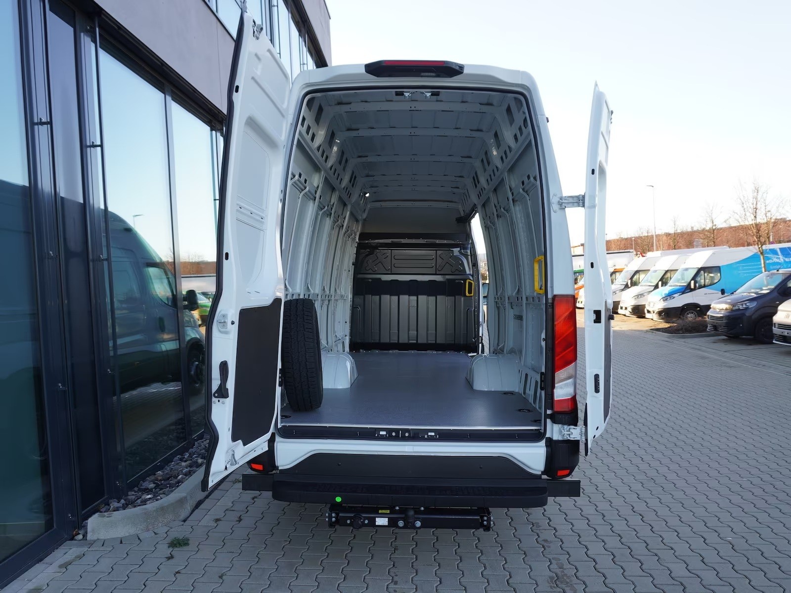 IVECO 70 C 18H A8 mit Holzboden und AHK-image-3