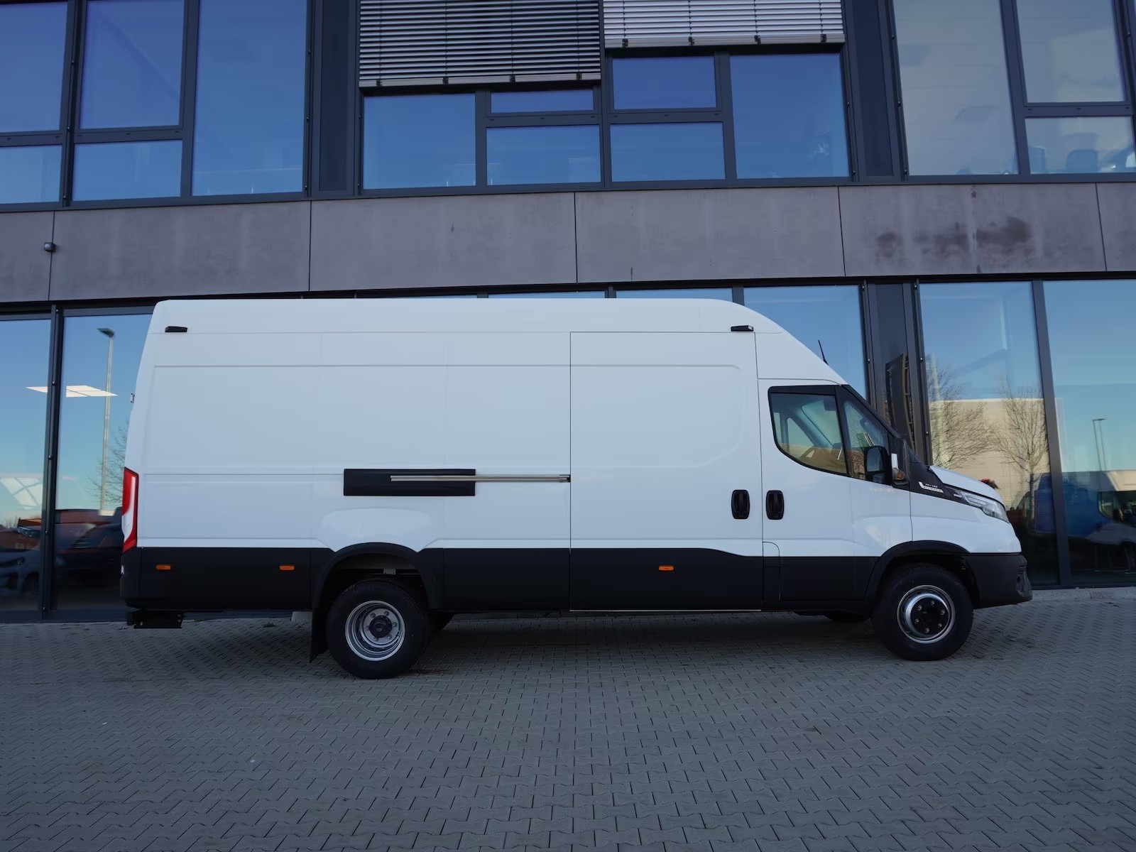 IVECO 70 C 18H A8 mit Holzboden und AHK-image-5