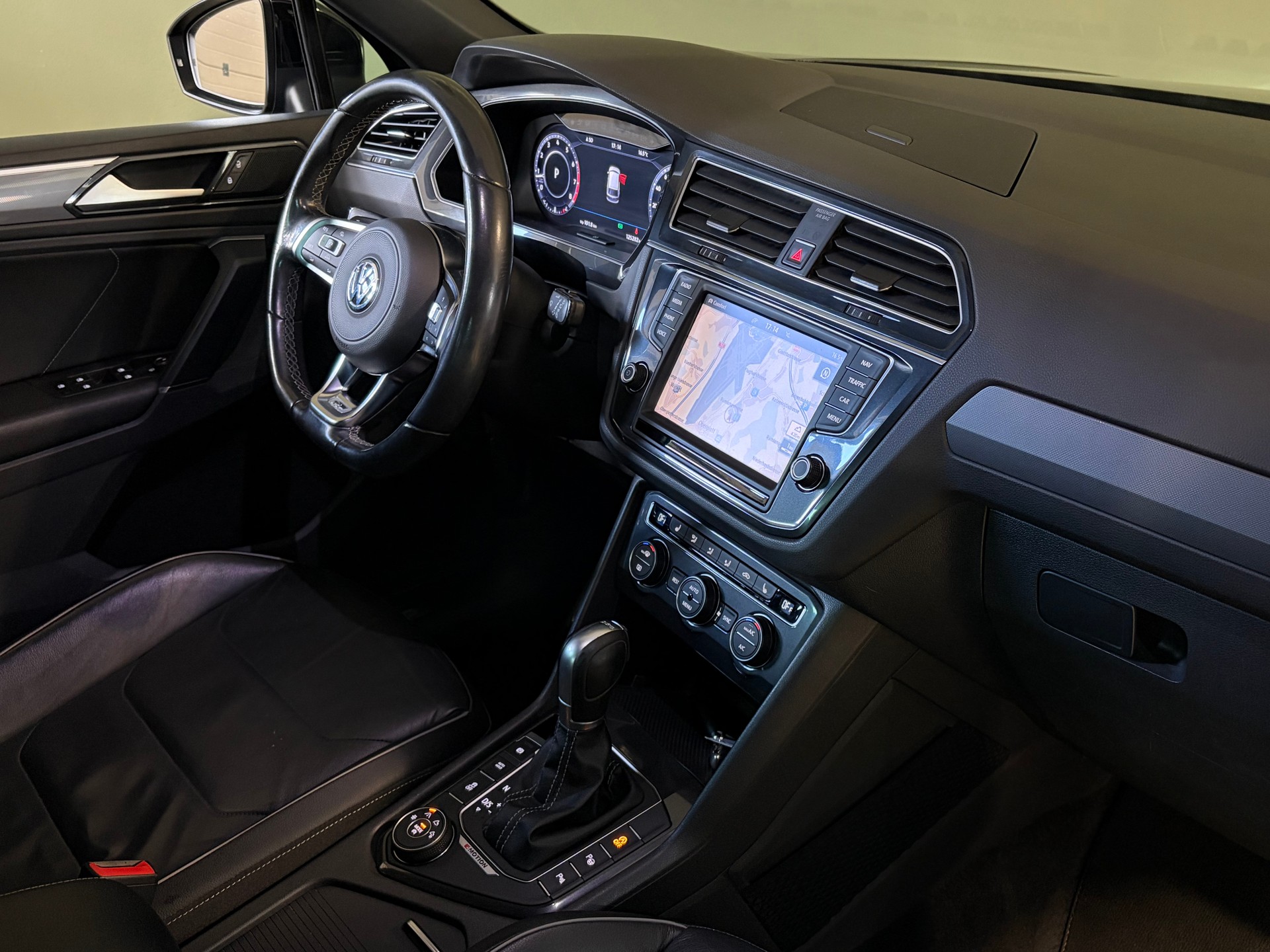 VW Tiguan 2.0TSI Highline 4Motion DSG***R-Line***-image-10