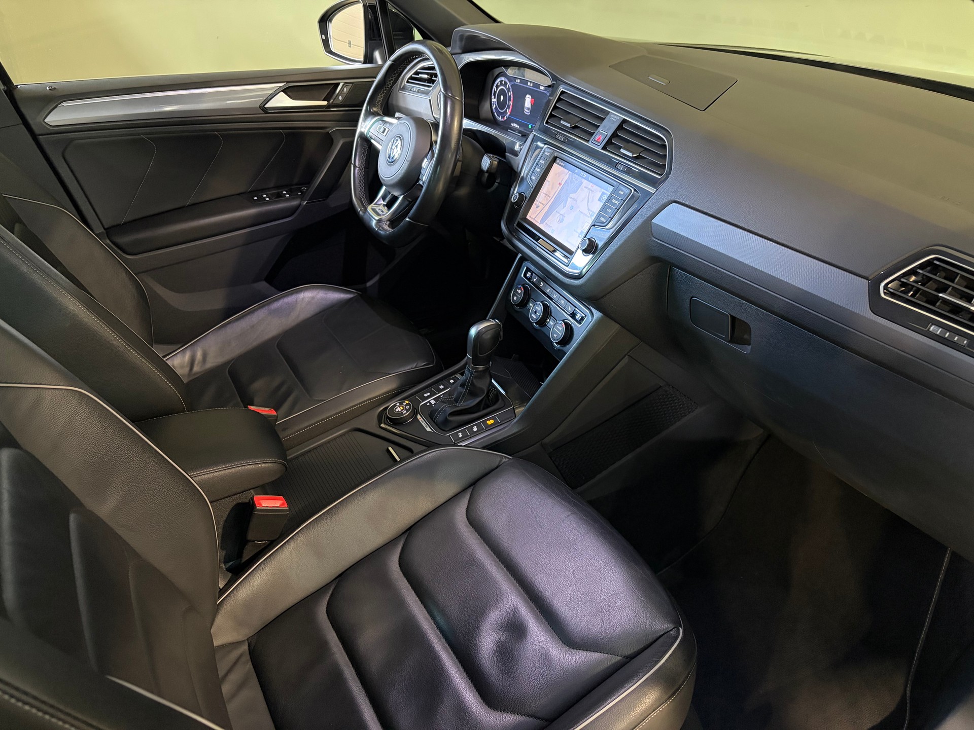 VW Tiguan 2.0TSI Highline 4Motion DSG***R-Line***-image-11