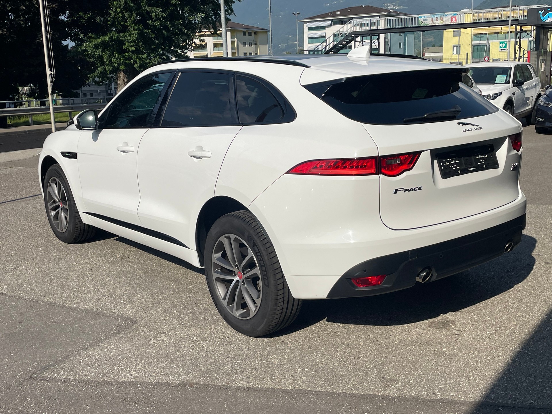JAGUAR F-Pace 25t 2.0 R-Sport AWD Automatik-image-7