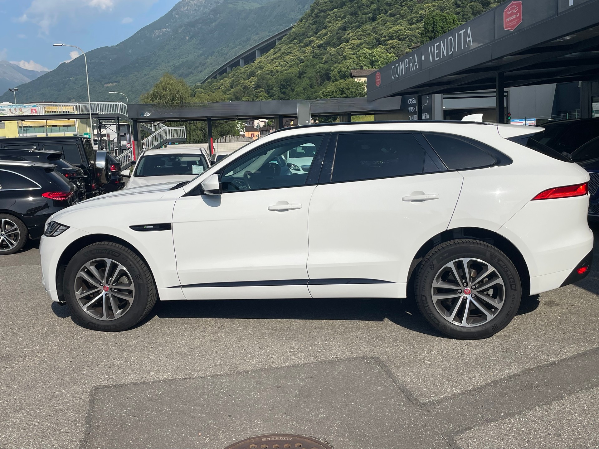 JAGUAR F-Pace 25t 2.0 R-Sport AWD Automatik-image-1