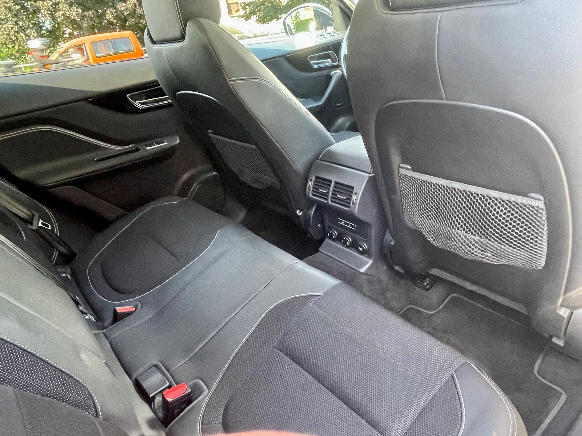 JAGUAR F-Pace 25t 2.0 R-Sport AWD Automatik-image-11