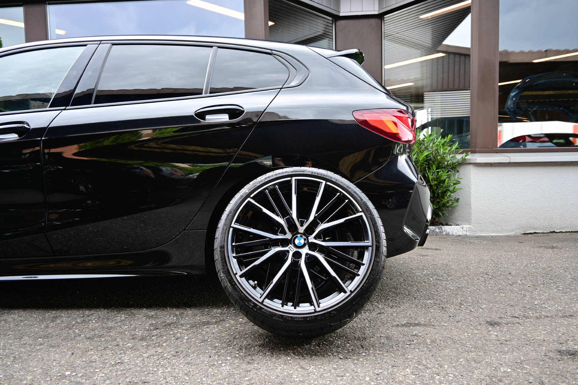 BMW M135i xDrive **M-Performance**-image-4