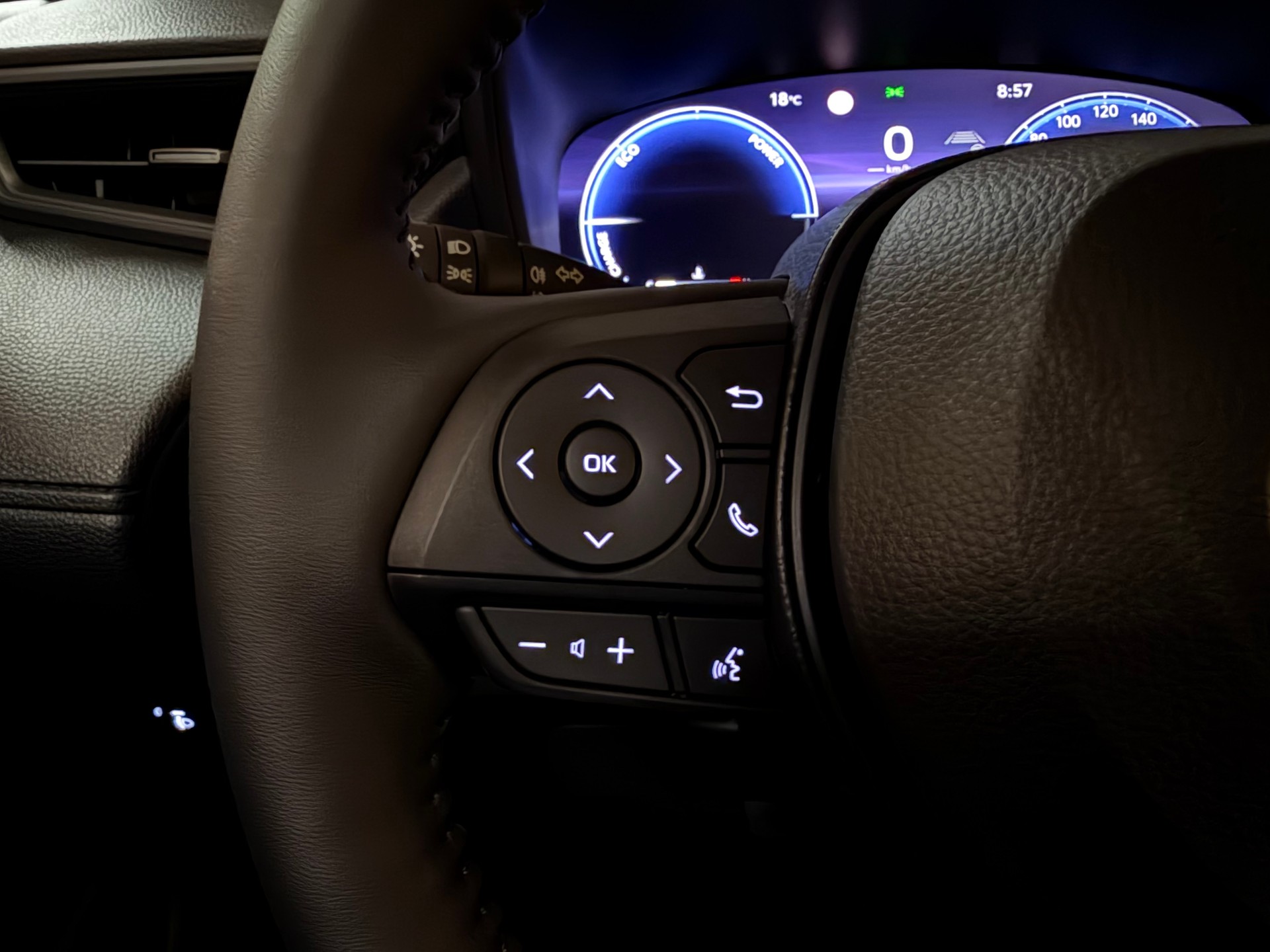 TOYOTA Corolla Cross 1.8 Comfort e-CVT-image-29