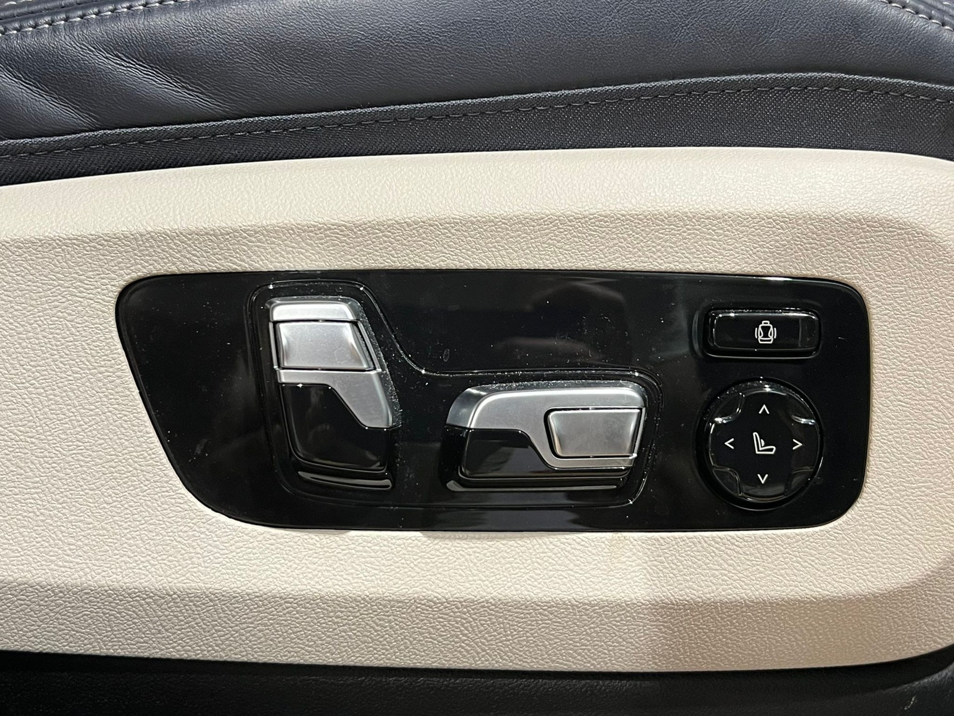 BMW X5 xDrive M50d Steptronic *Schweizer Fahrzeug*-image-15