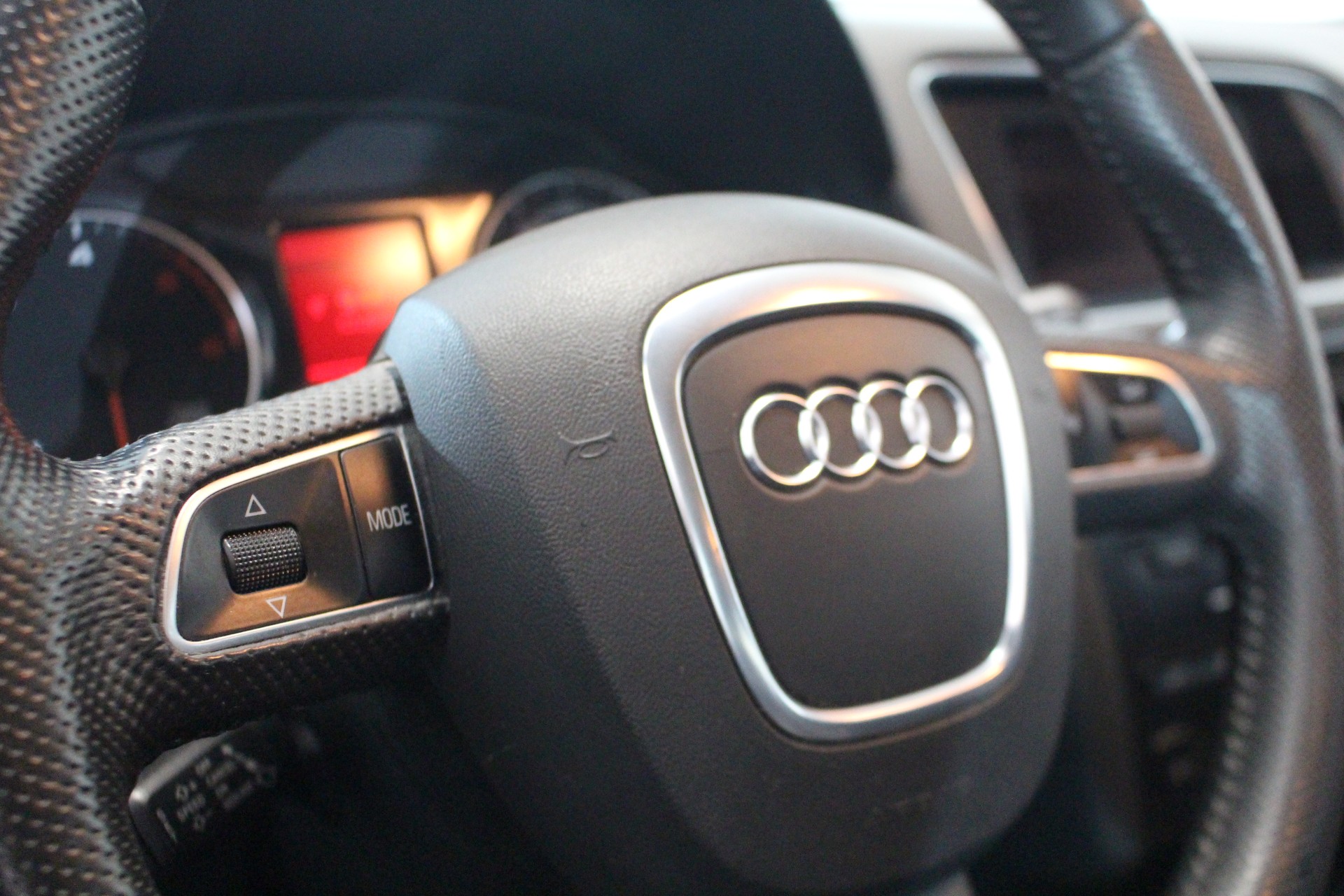 AUDI Q5 2.0 TDI quattro S-Tronic-image-13