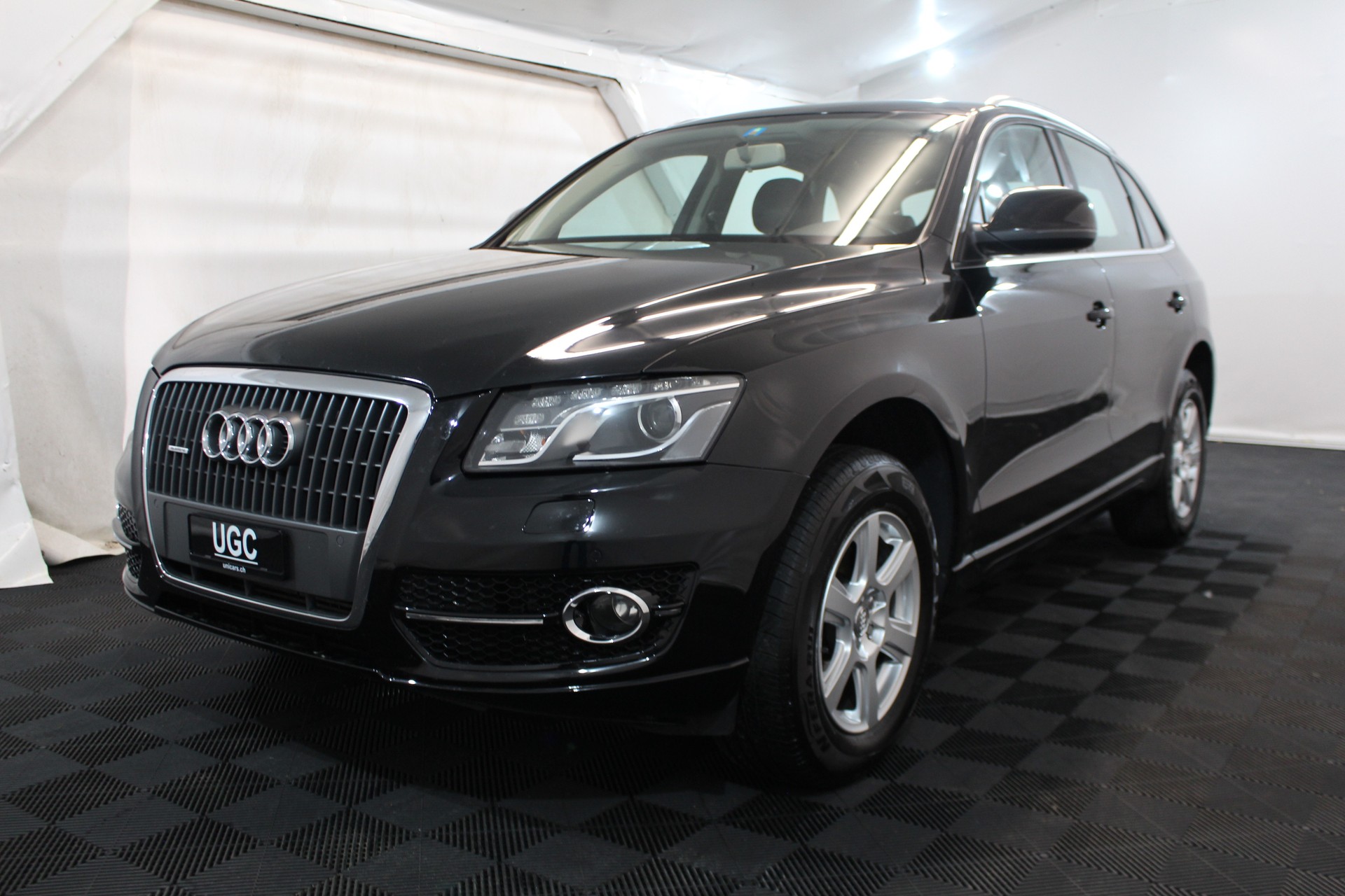 AUDI Q5 2.0 TDI quattro S-Tronic-showroom-element-2