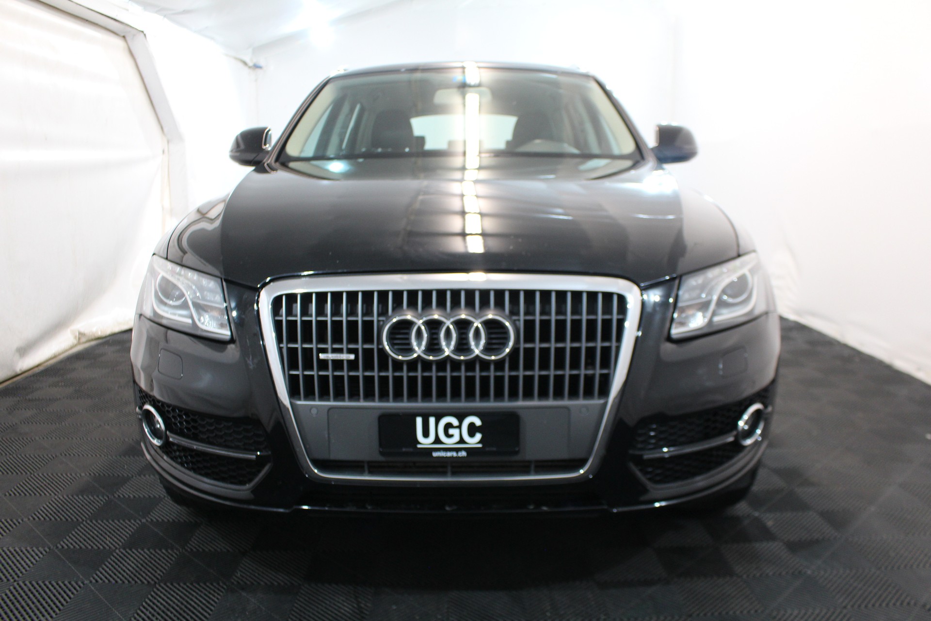 AUDI Q5 2.0 TDI quattro S-Tronic-showroom-element-1