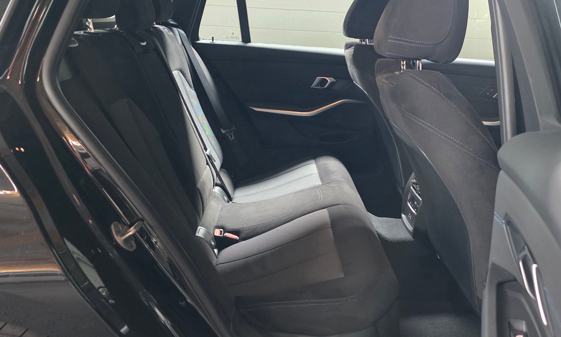 BMW 330i Touring xDrive Steptronic M Sport *Geschwindigkeitsassistent*Sitzheizung*CarPlay&AndroidAuto*Ambientebeleuchtung*-image-25