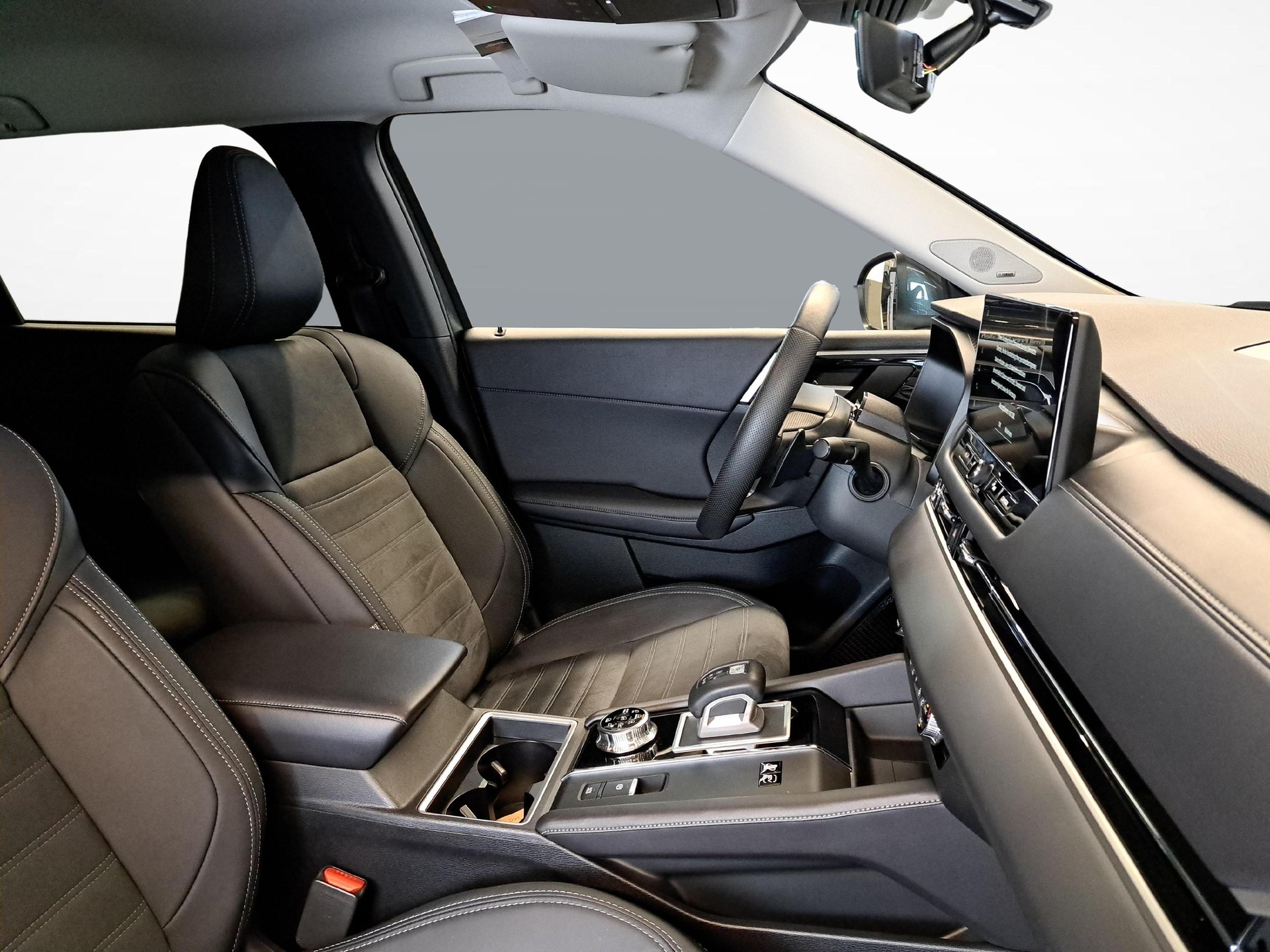 MITSUBISHI Outlander 2.4 PHEV Invite 4x4-image-9