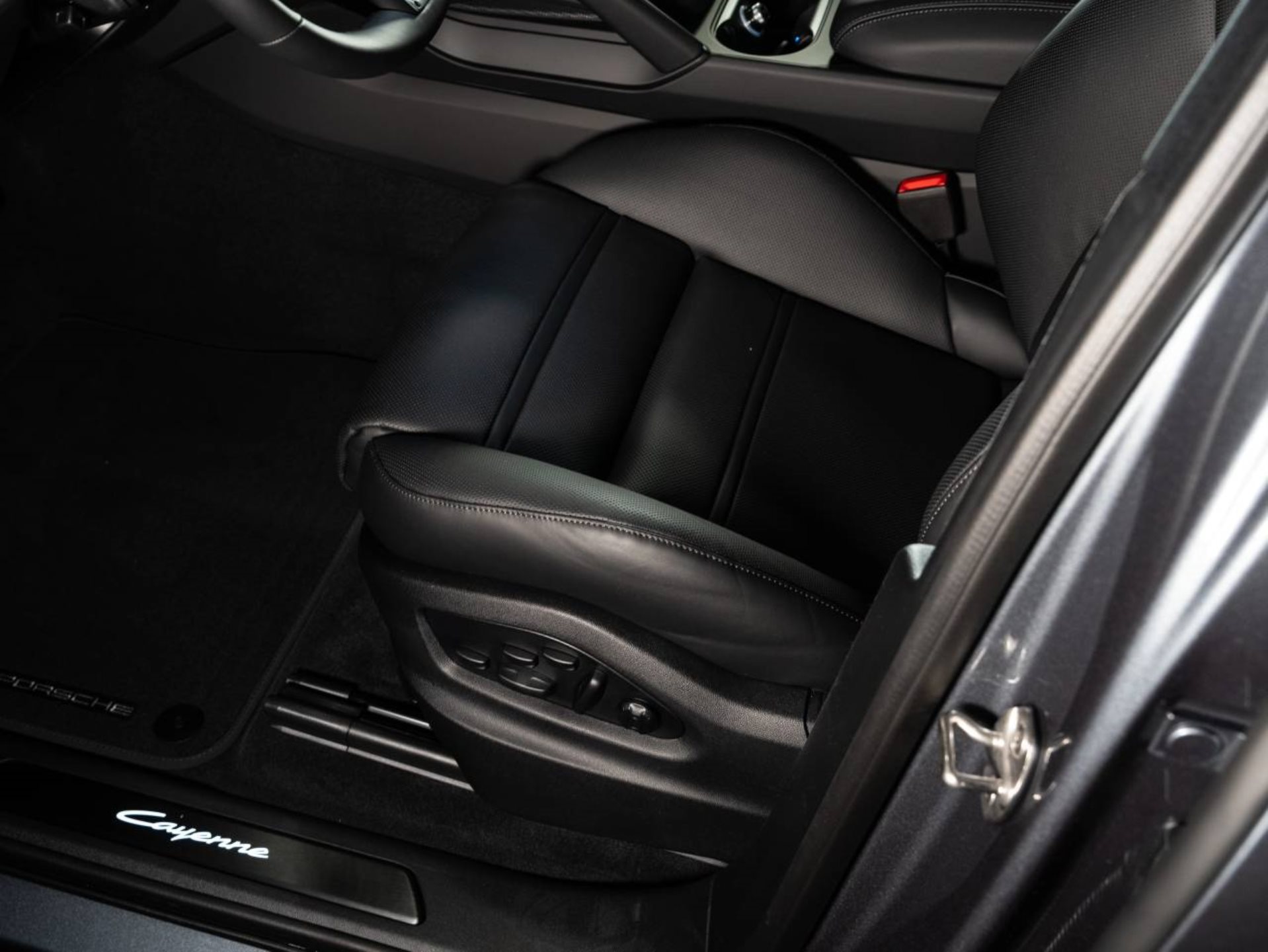 PORSCHE Cayenne E-Hybrid Coupé Black Edition-image-23