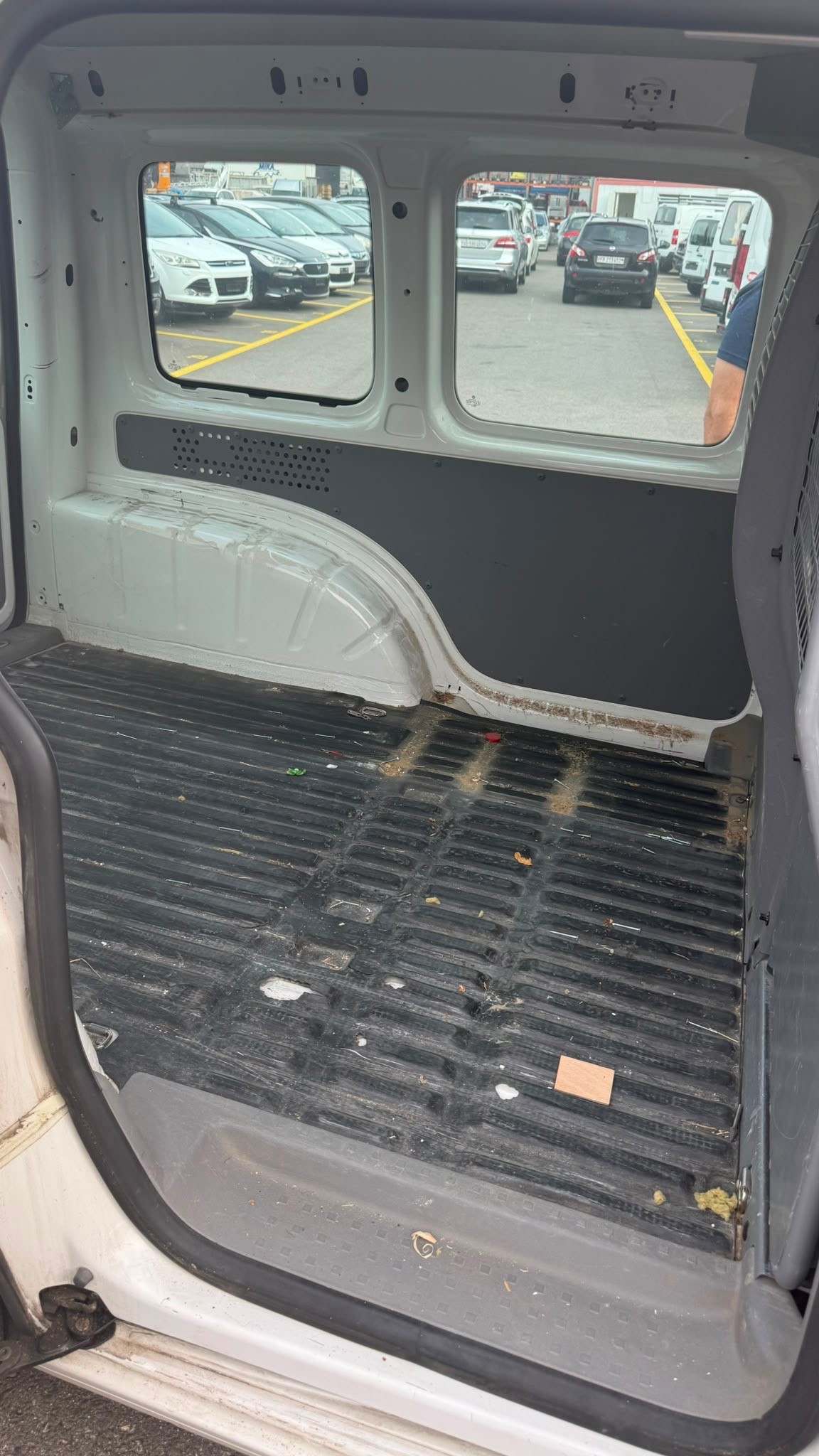 VW Caddy 1.6-image-8