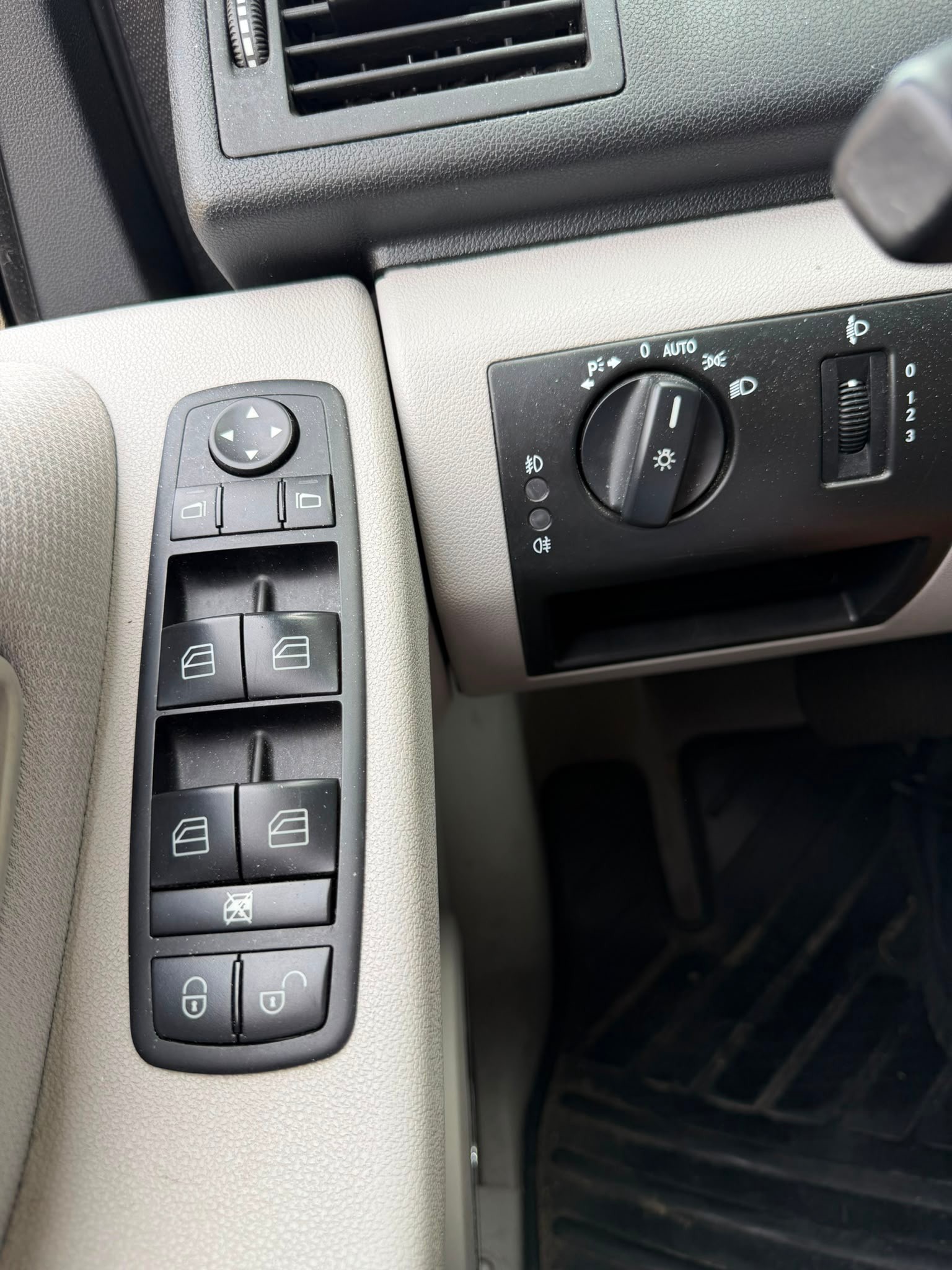 MERCEDES-BENZ A 180 Avantgarde Selection Autotronic-image-10