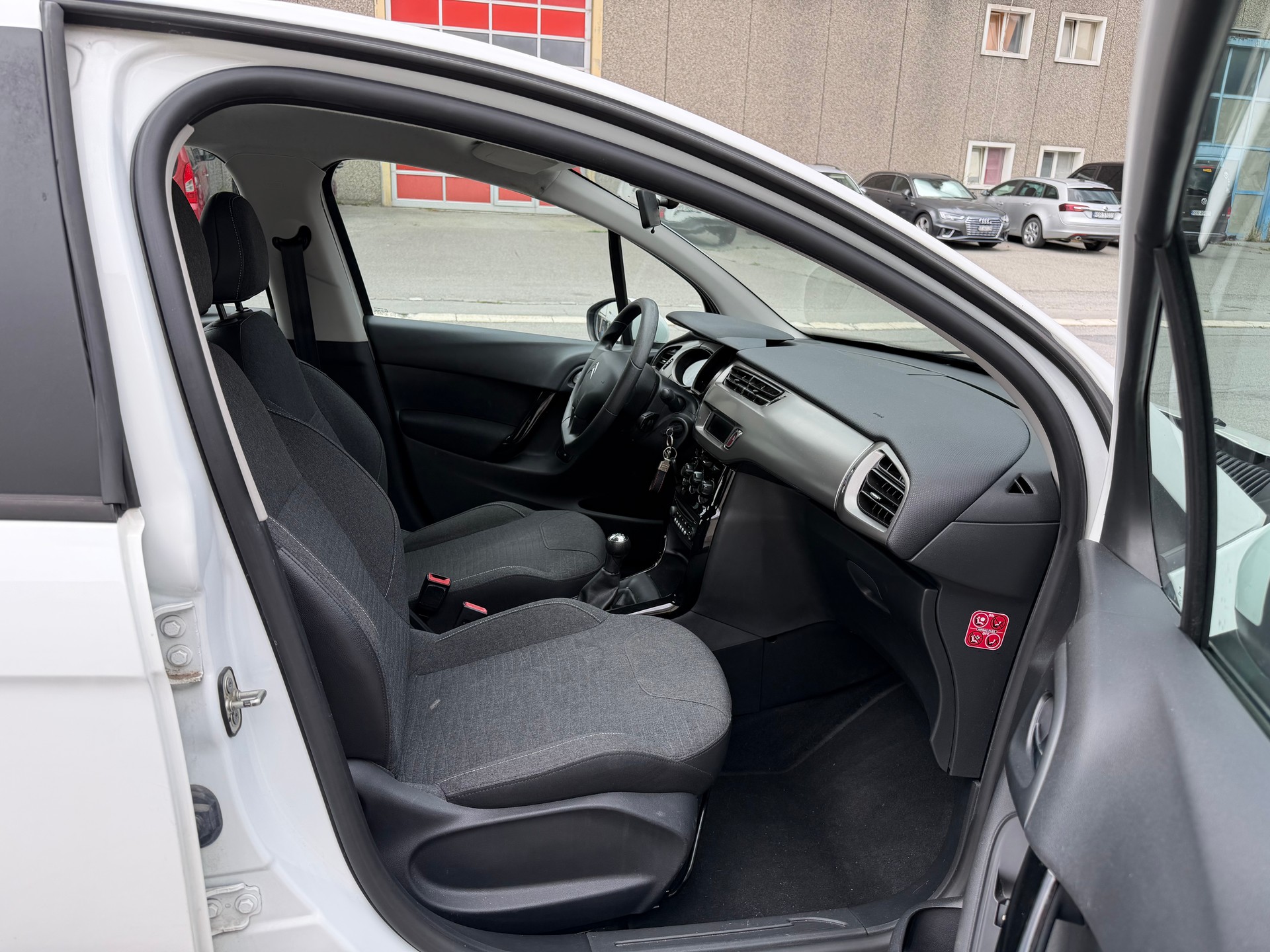 CITROEN C3 1.2i Attraction-image-4