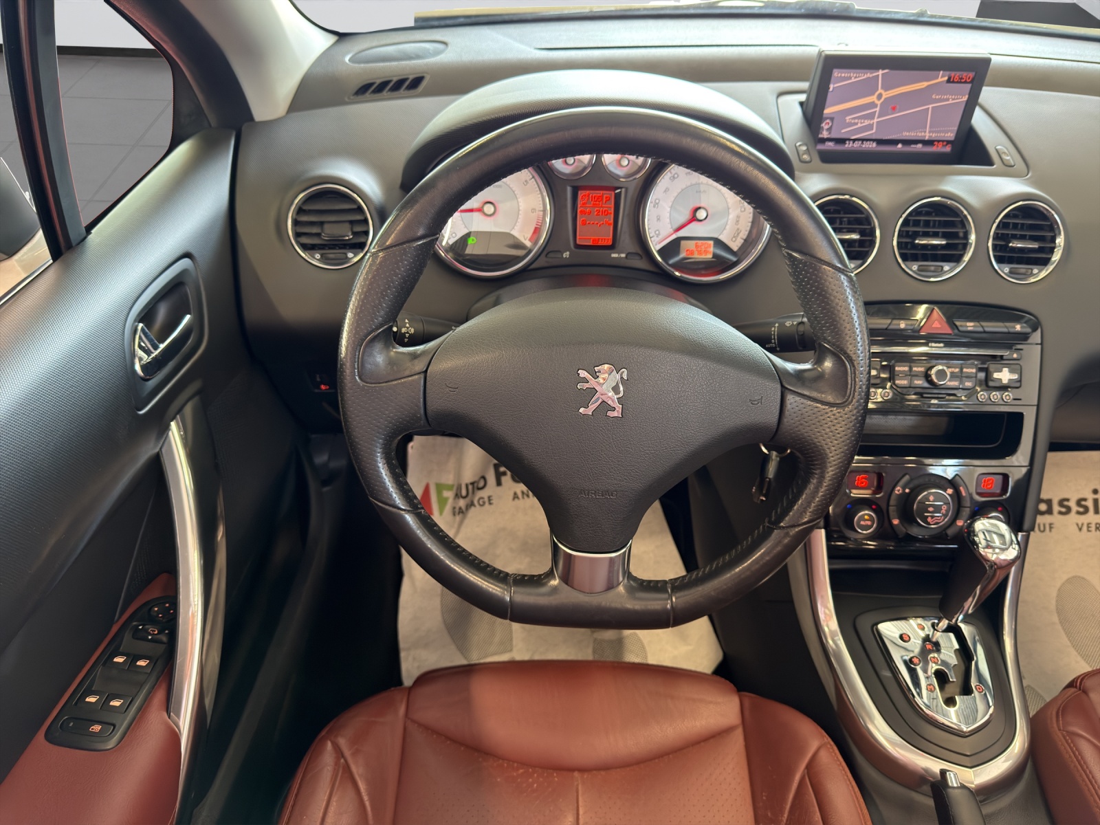 PEUGEOT 308 CC 1.6 16V Turbo Platinum Automatic-image-14