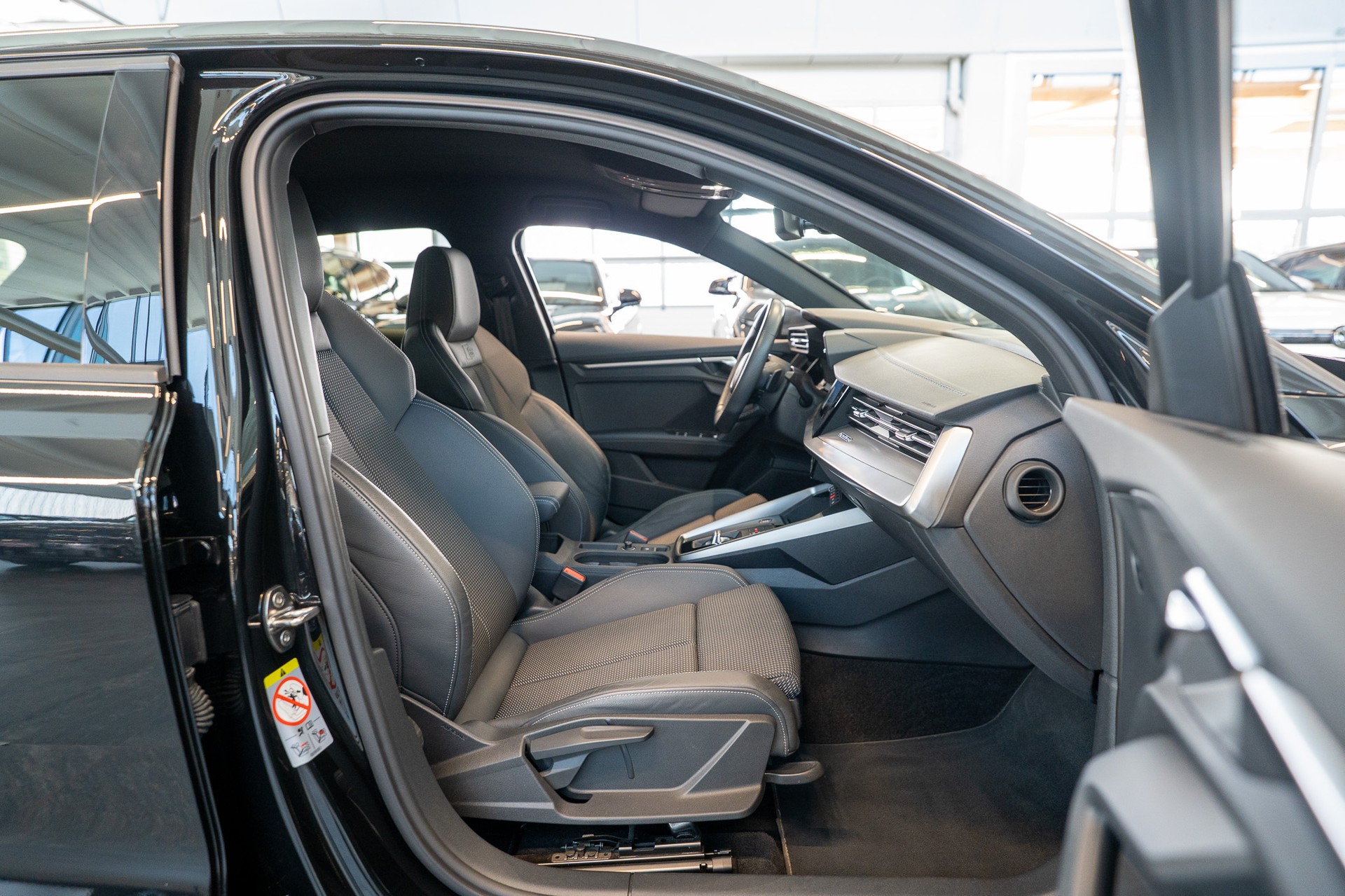 AUDI S3 Sportback 2.0 TFSI quattro S-Tronic / CH-Fahrzeug / Virtual Cockpit / Rückfahrkamera-image-14
