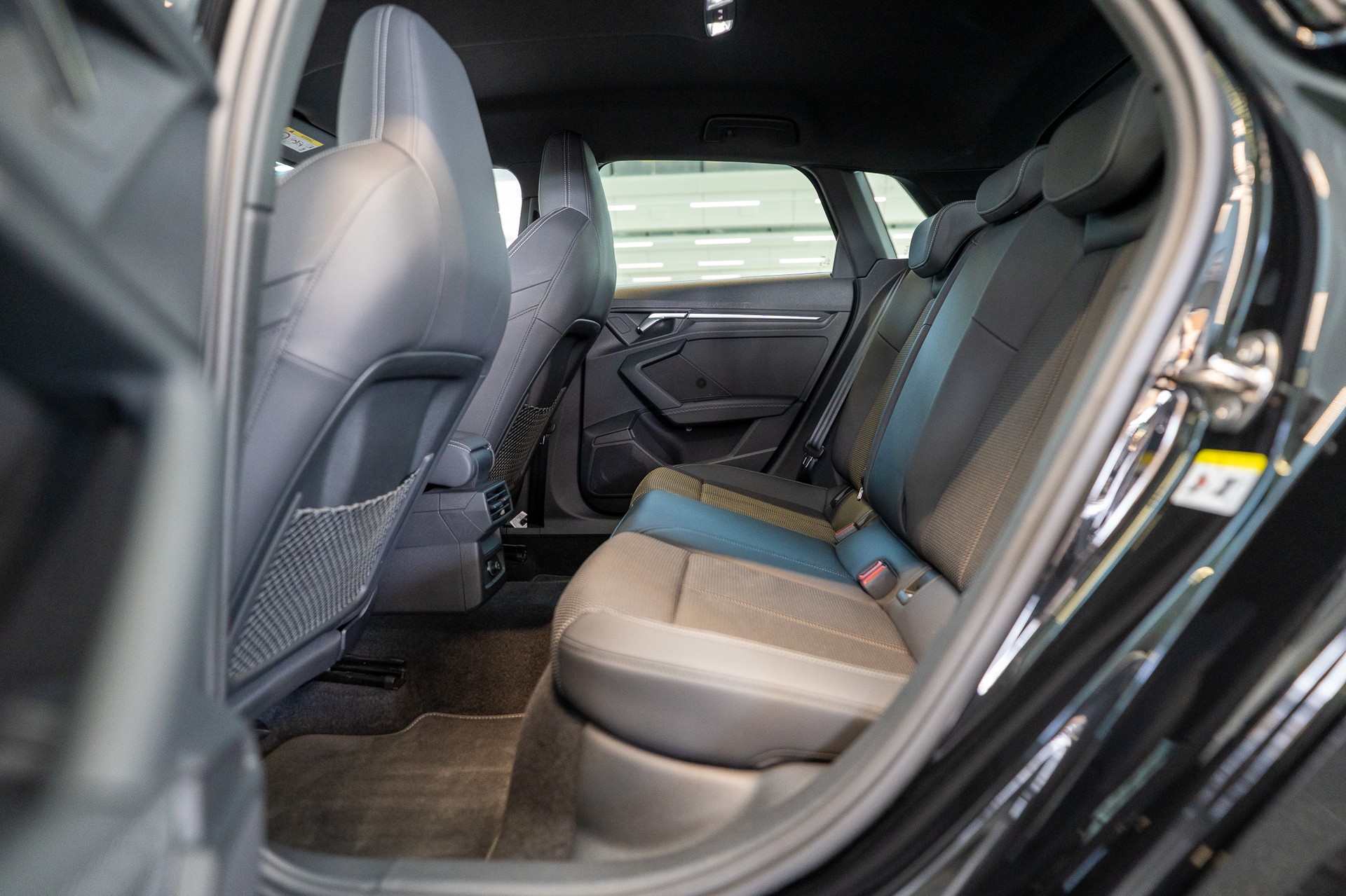 AUDI S3 Sportback 2.0 TFSI quattro S-Tronic / CH-Fahrzeug / Virtual Cockpit / Rückfahrkamera-image-12