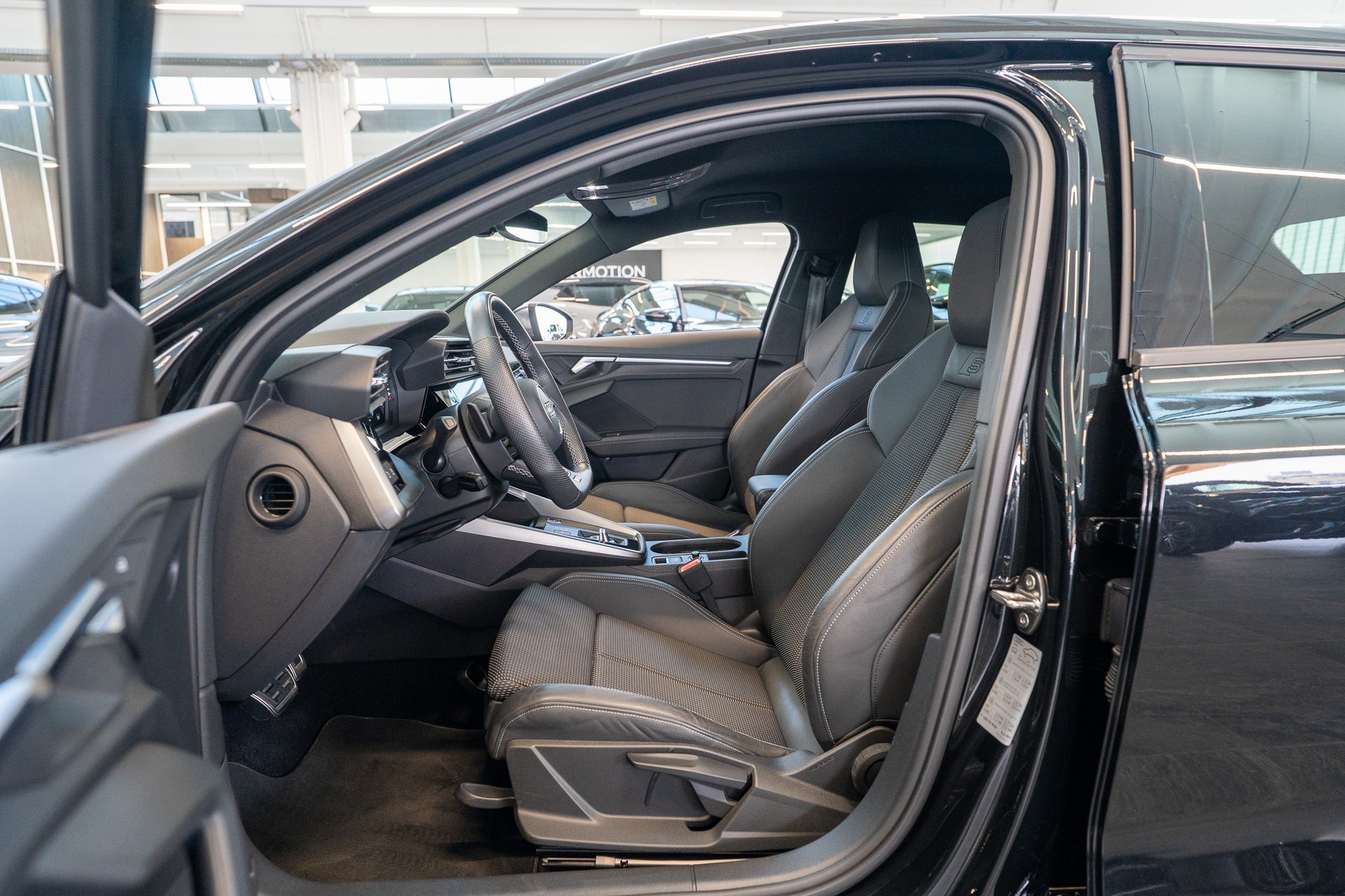 AUDI S3 Sportback 2.0 TFSI quattro S-Tronic / CH-Fahrzeug / Virtual Cockpit / Rückfahrkamera-image-11