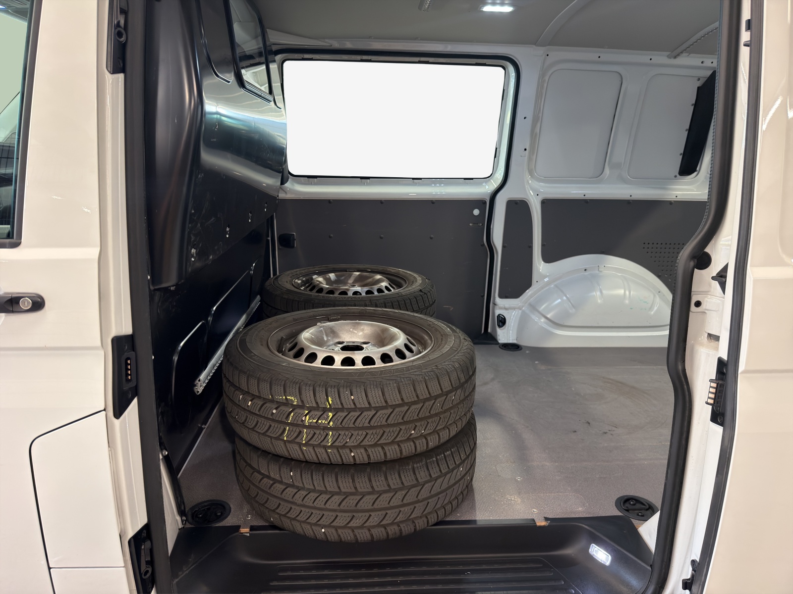 VW T6.1 2.0 TDI DSG-image-11