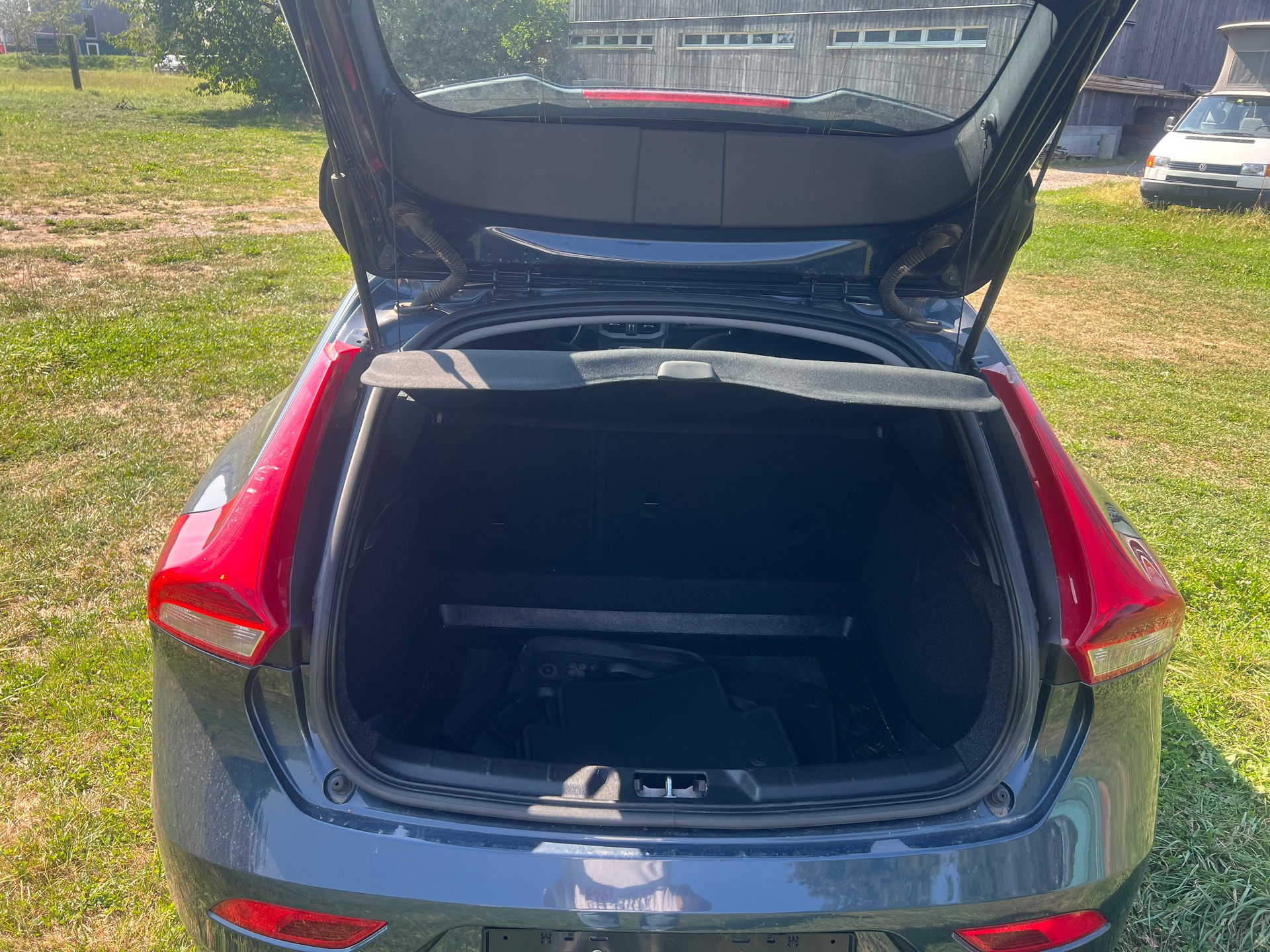VOLVO V40 D2-image-9