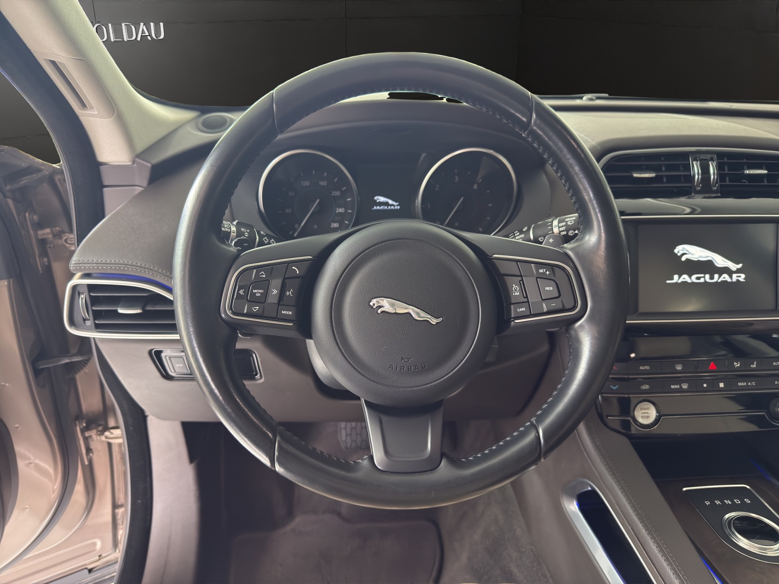 JAGUAR F-Pace 2.0d Portfolio AWD Automatik-image-8