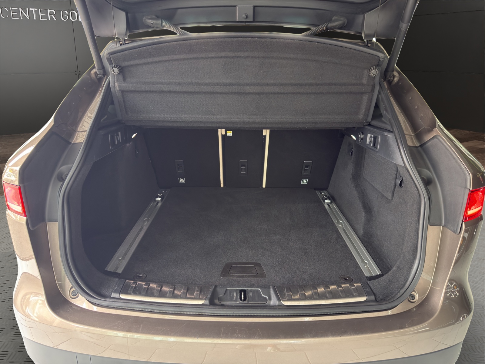 JAGUAR F-Pace 2.0d Portfolio AWD Automatik-image-15