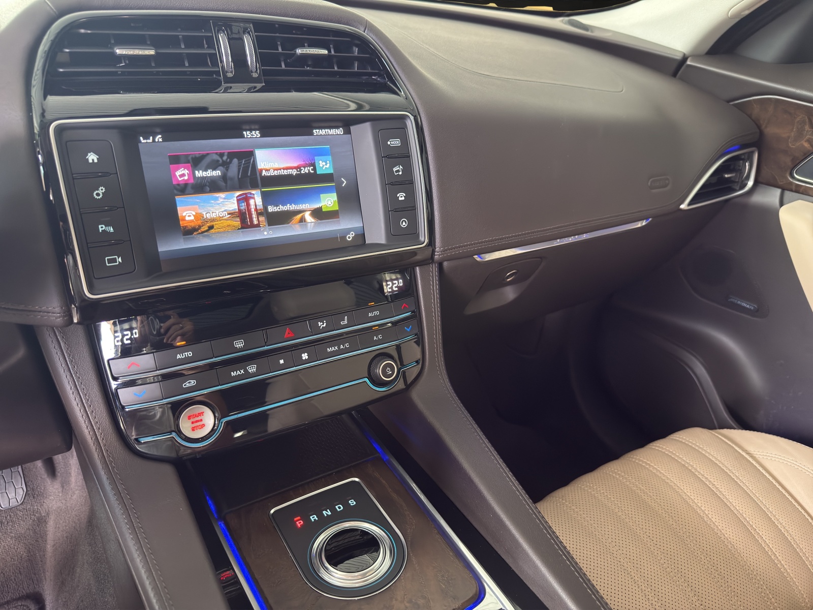 JAGUAR F-Pace 2.0d Portfolio AWD Automatik-image-12