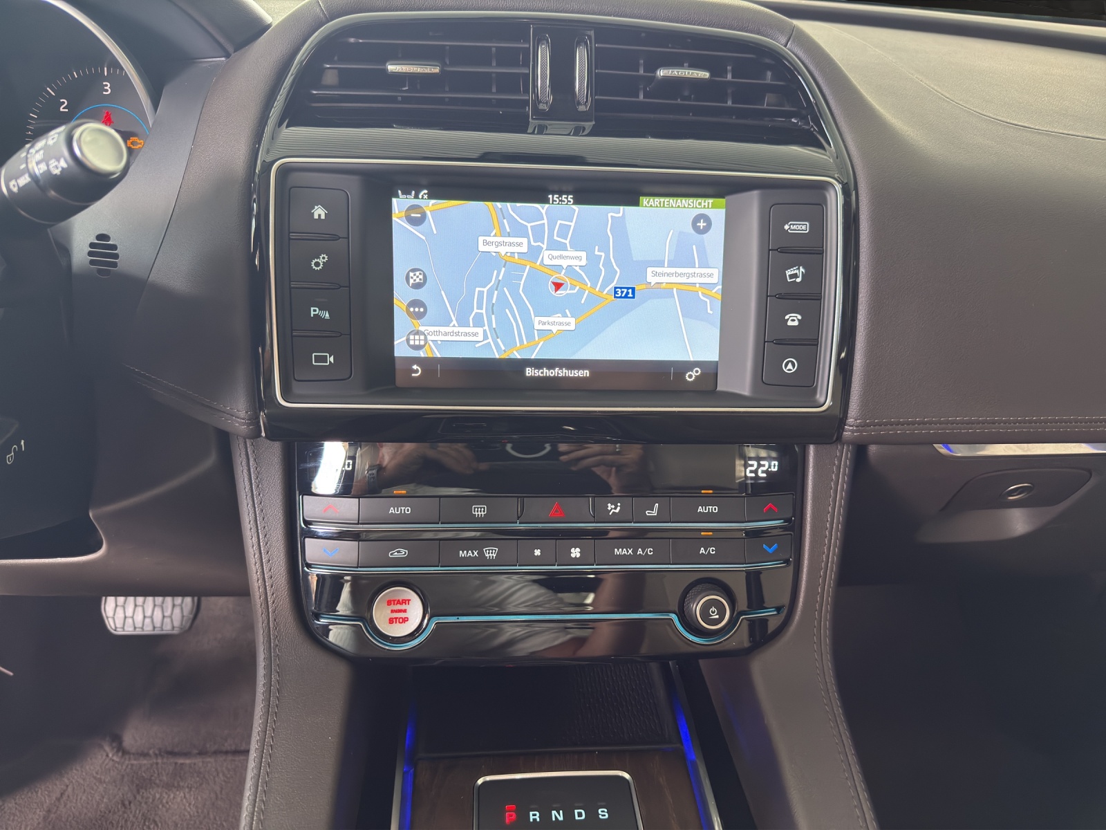 JAGUAR F-Pace 2.0d Portfolio AWD Automatik-image-13