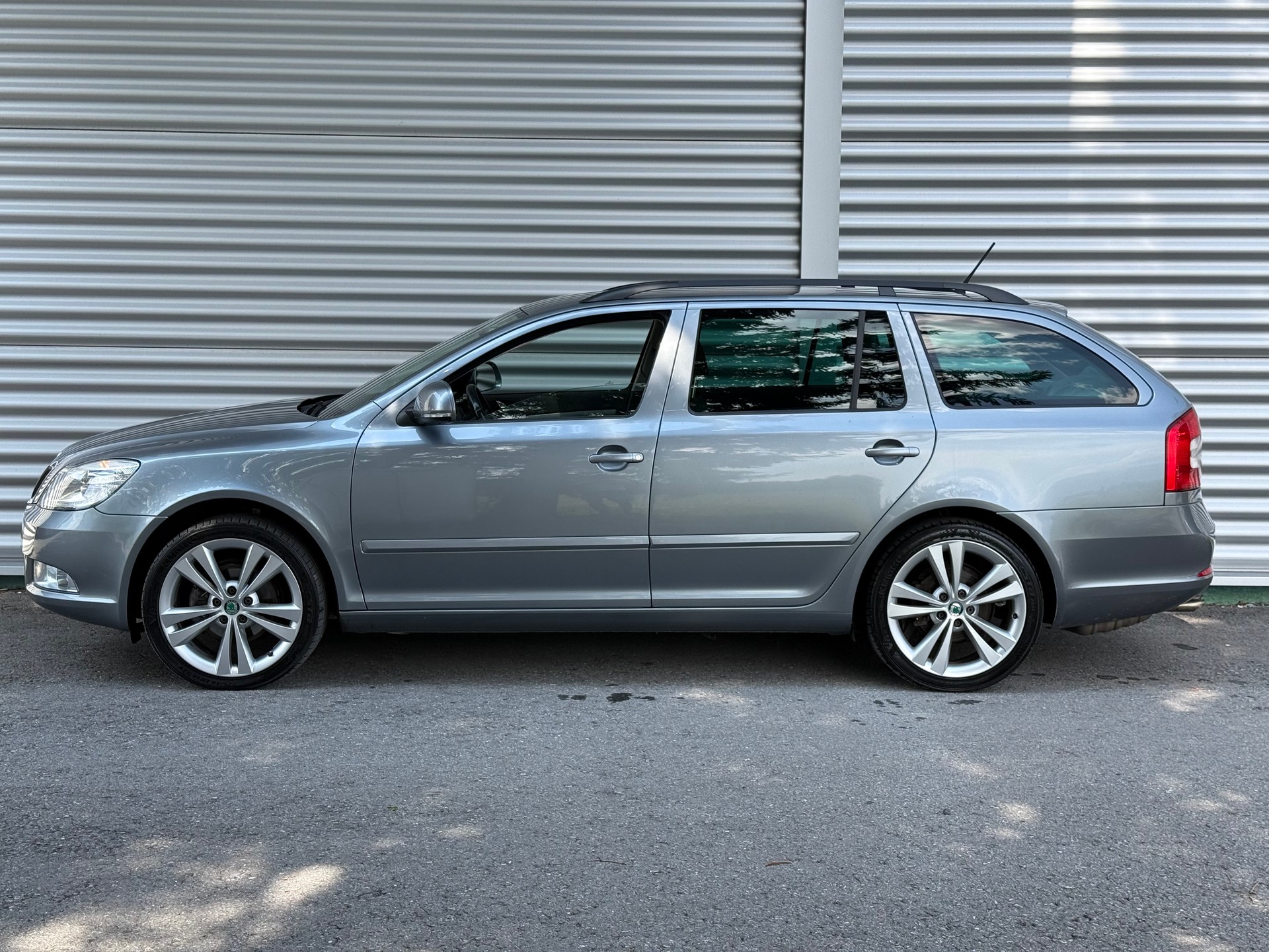 SKODA Octavia Combi 2.0 TDI Ambition 4x4-image-1
