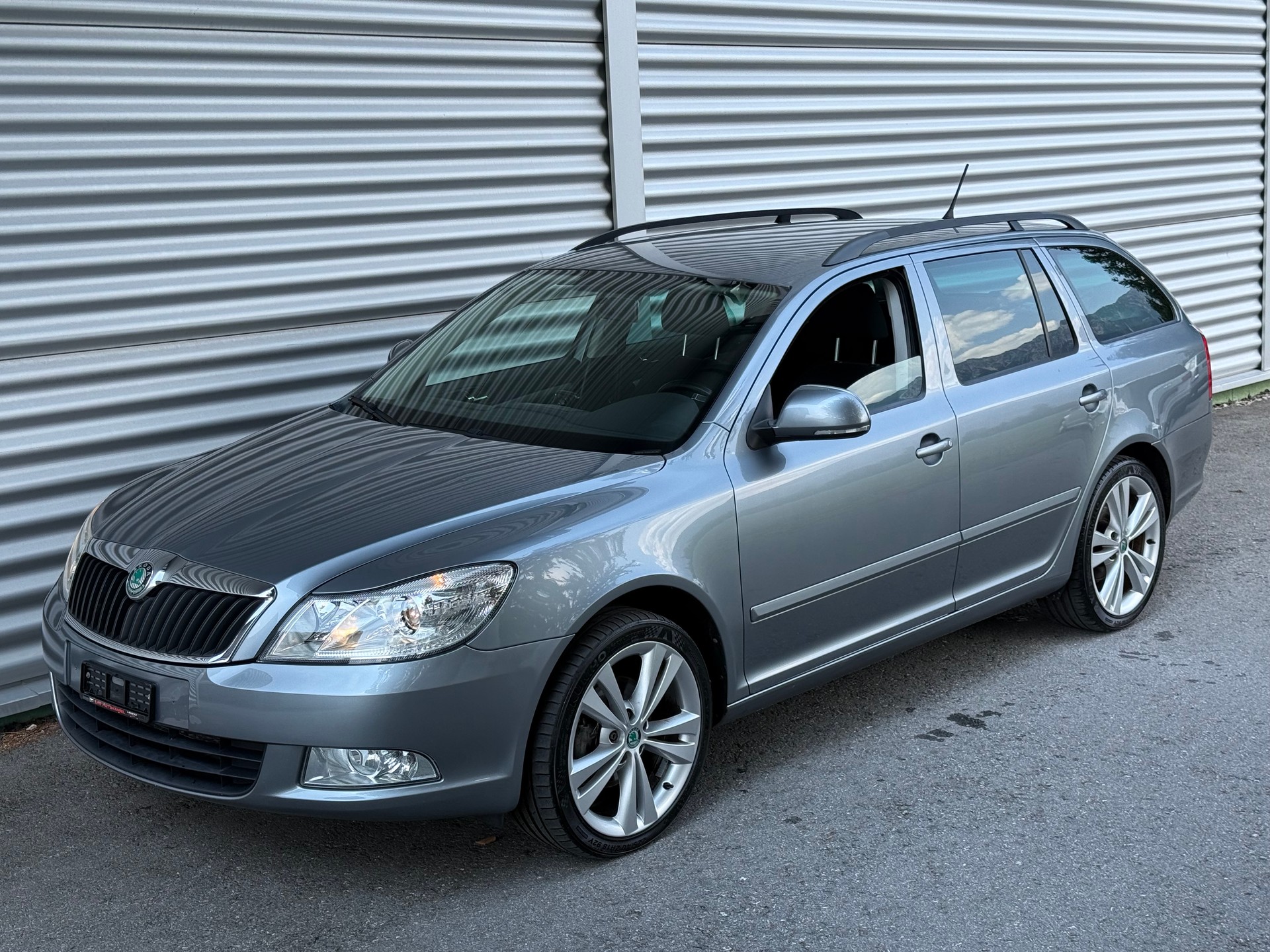 SKODA Octavia Combi 2.0 TDI Ambition 4x4-image-0