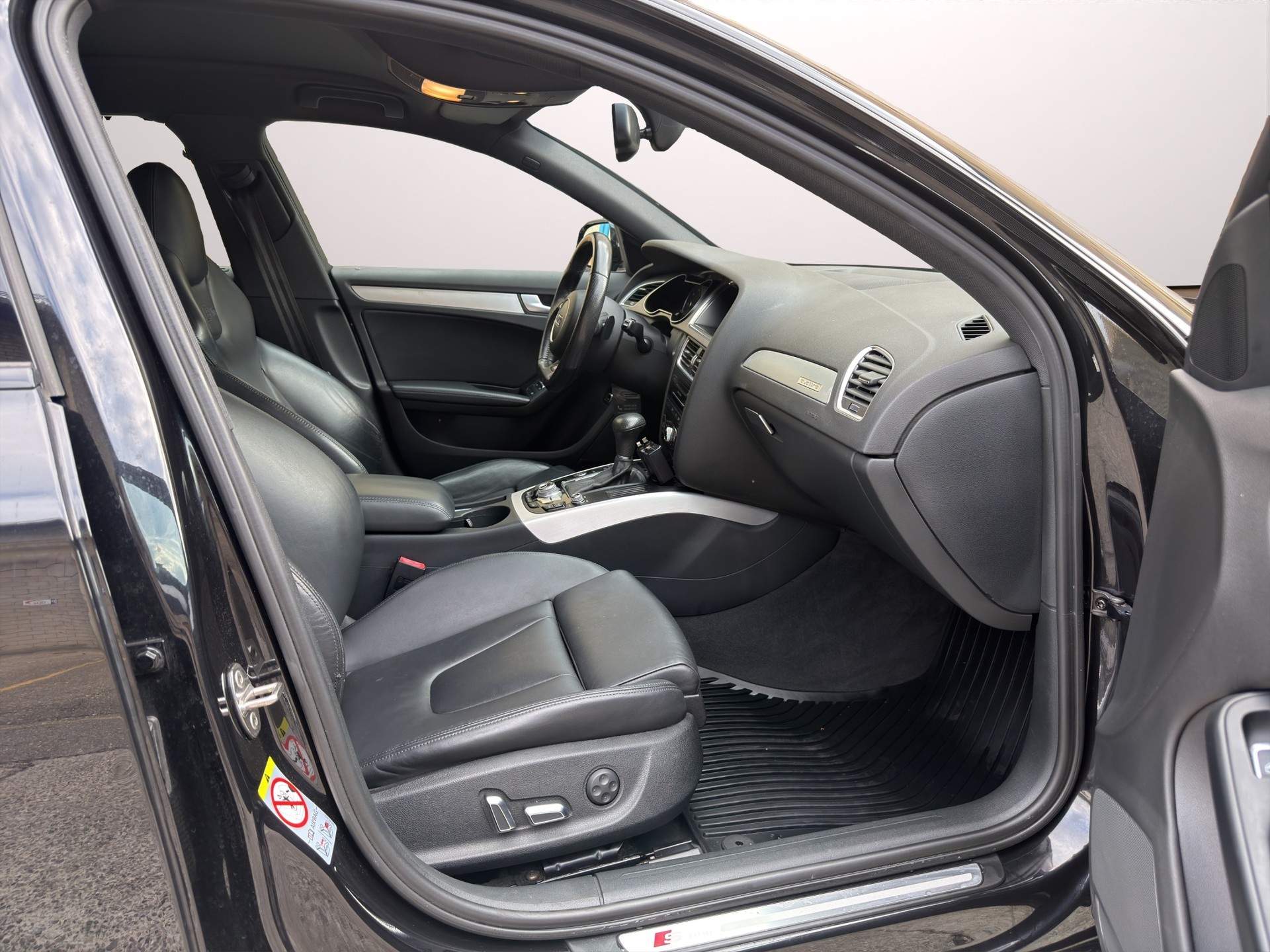 AUDI A4 Avant 3.0 TDI quattro S-tronic-image-13