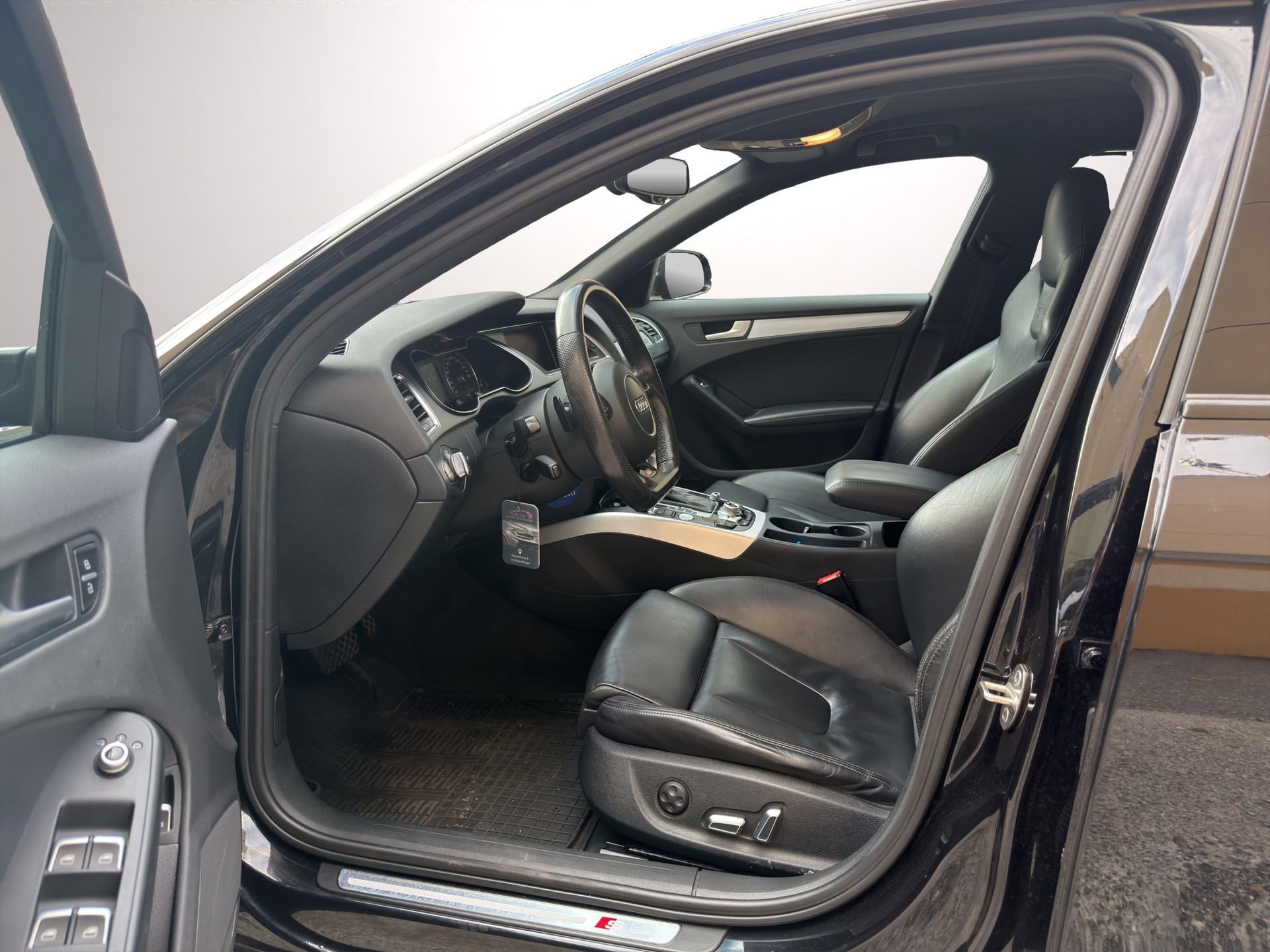 AUDI A4 Avant 3.0 TDI quattro S-tronic-image-8