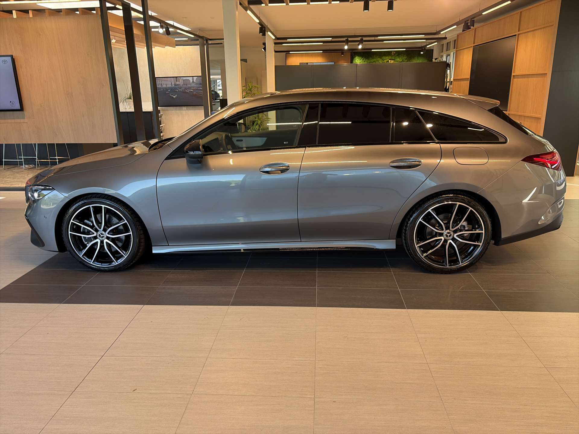 MERCEDES-BENZ CLA Shooting Brake 200 AMG Line Advanced Plus DCT-Automat-image-11