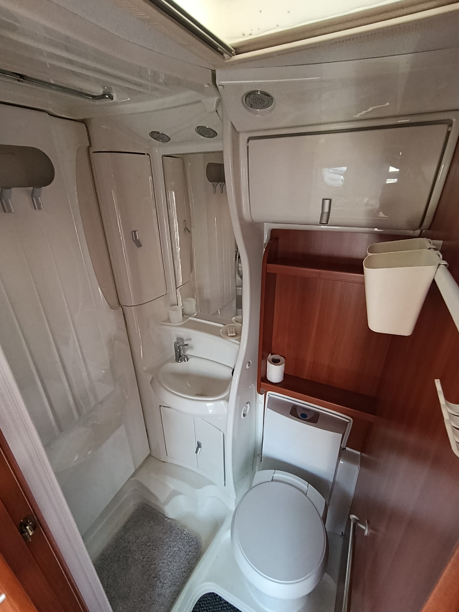 LAIKA X 700***Laika X700 Alkoven ist der absolute Traum für Familien und alle, die richtig viel Platz brauchen***-image-18
