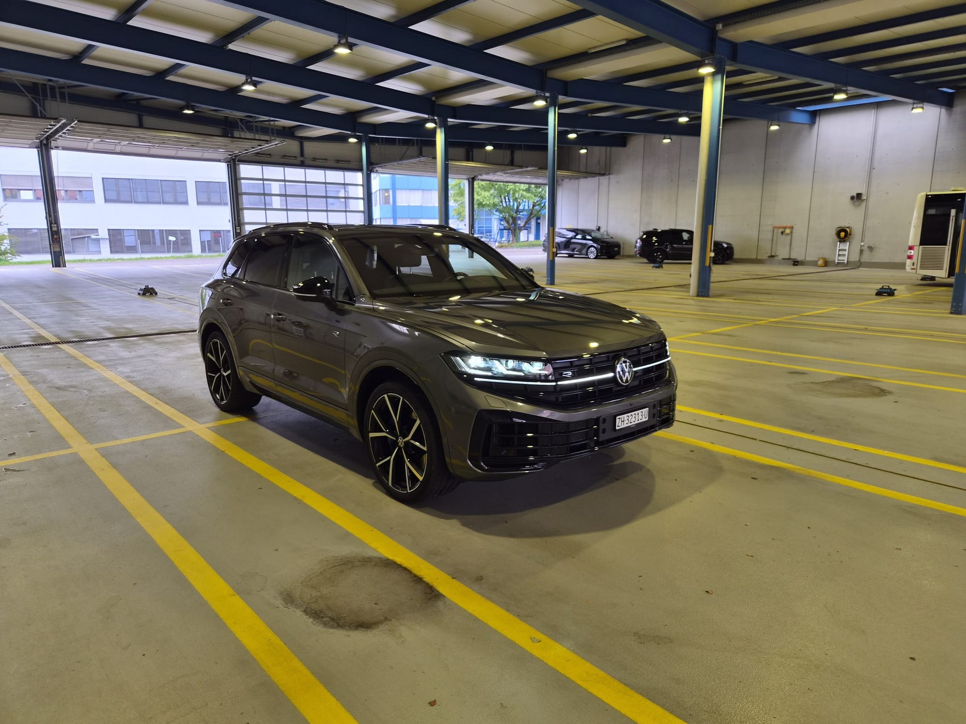 VW 3.0 V6 TSI PHEV R-image-1