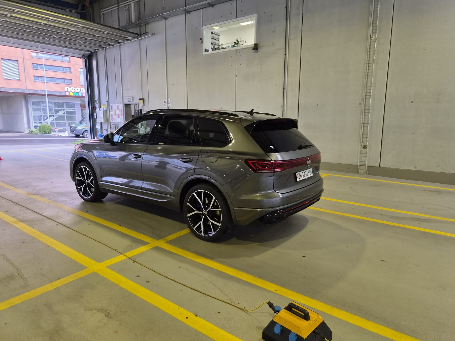 VW 3.0 V6 TSI PHEV R-image-3