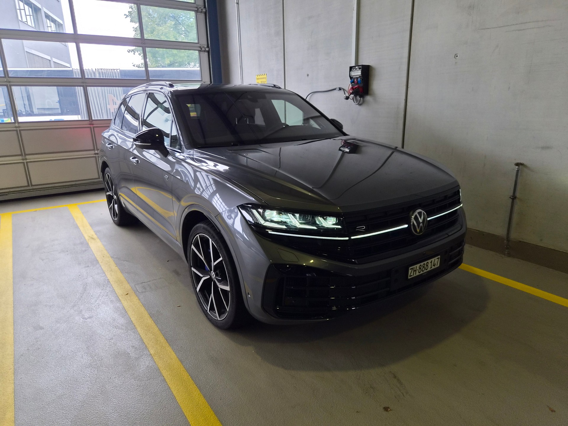 VW 3.0 V6 TSI PHEV R-image-1
