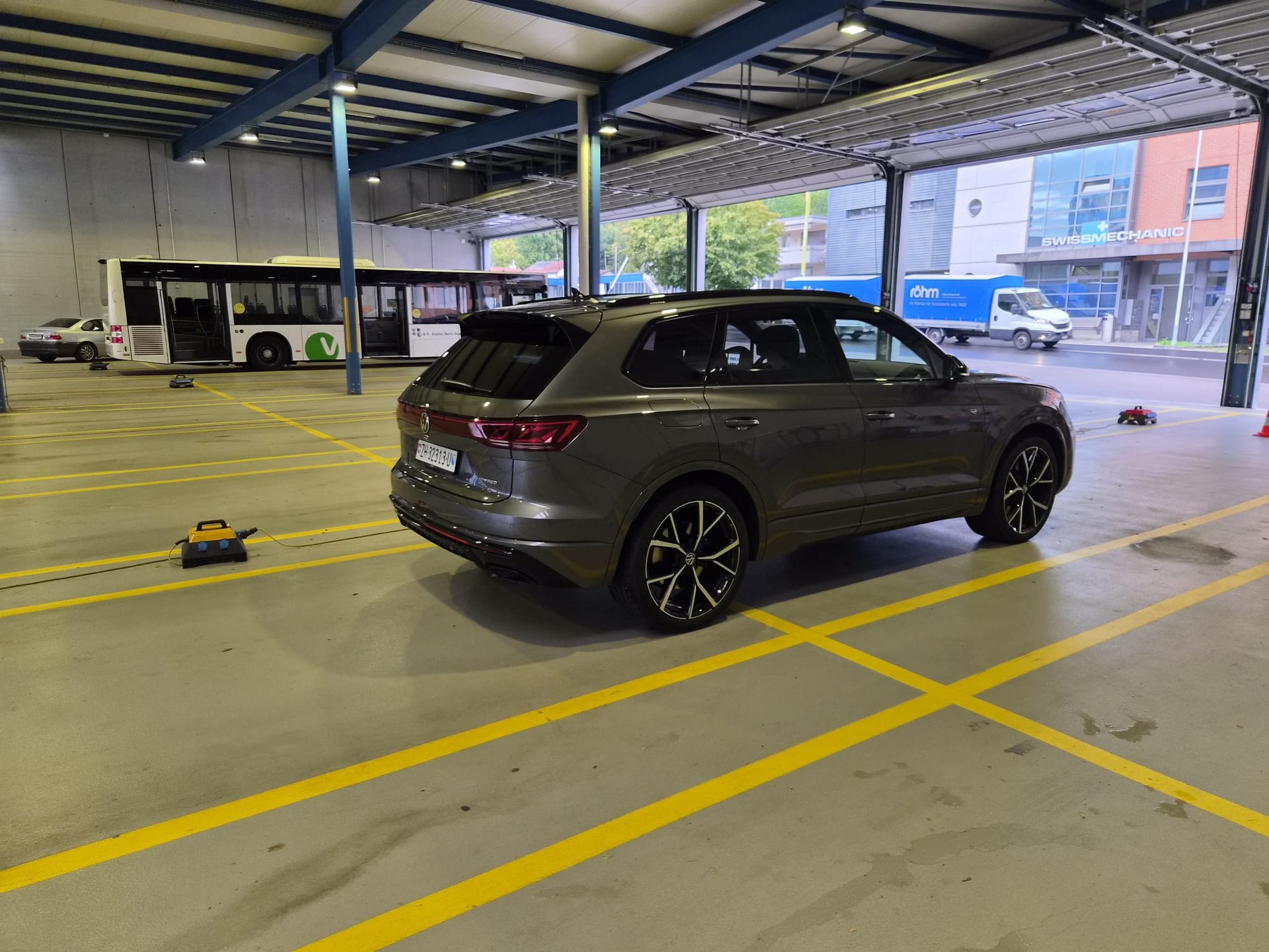 VW 3.0 V6 TSI PHEV R-image-2
