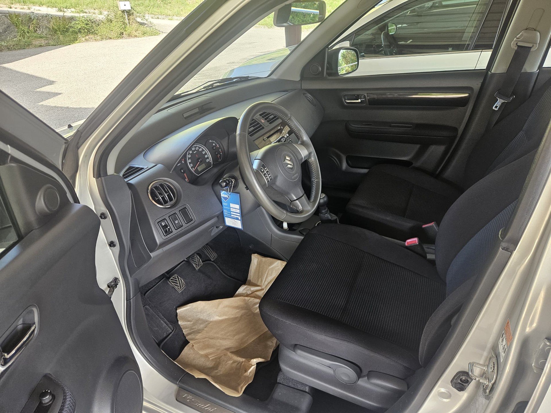 SUZUKI Swift 1.3i 16V GL Top Piz Sulai LE 4x4-image-6