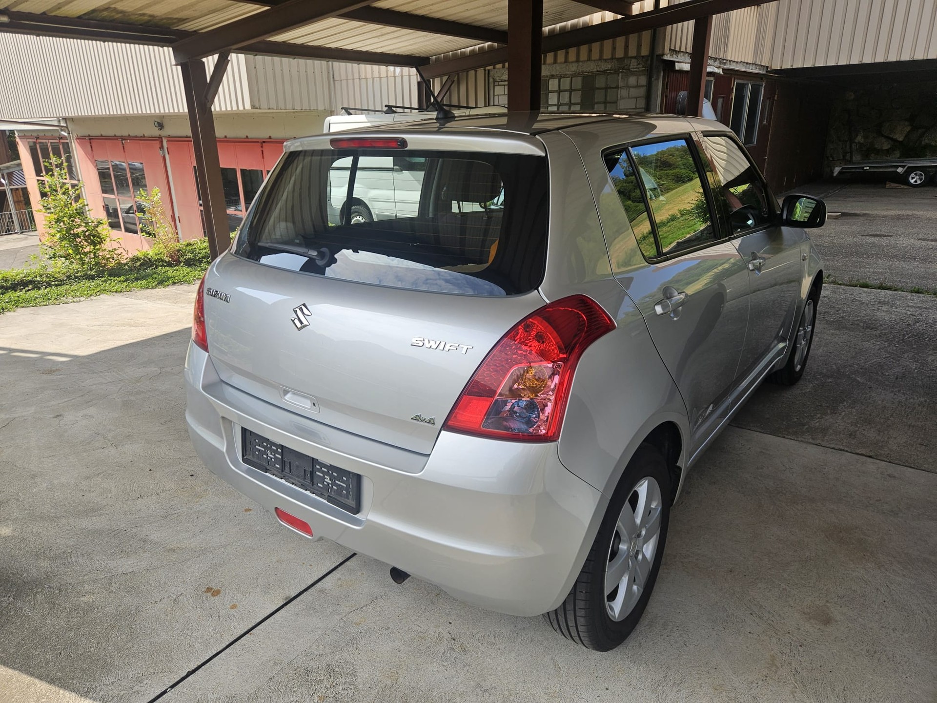 SUZUKI Swift 1.3i 16V GL Top Piz Sulai LE 4x4-image-3